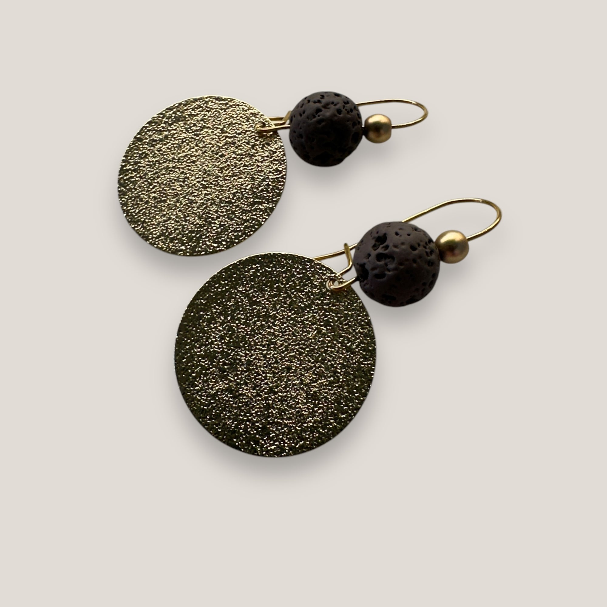 Pendientes Fuerte Beads con cuentas de lava marrón oscuro, hematita dorada y medalla esmerilada