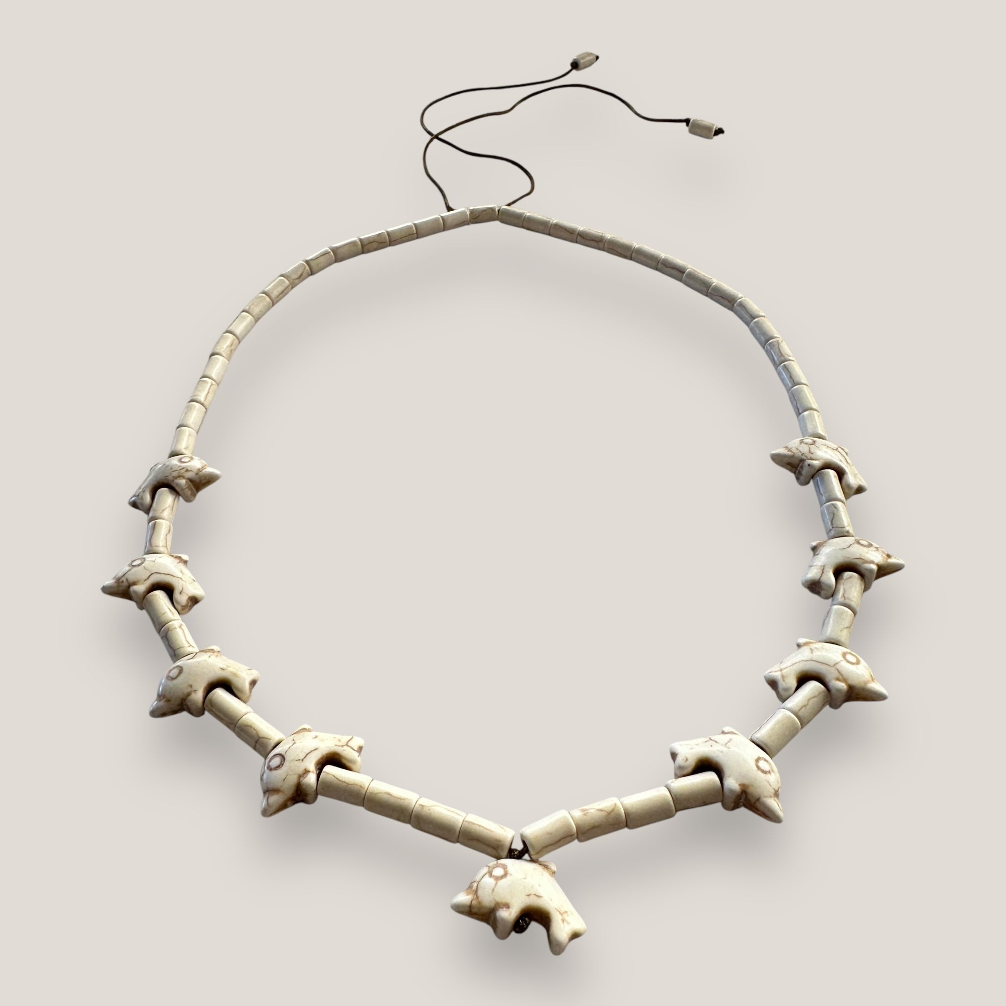 Delfinkette und natürliche Howlithröhren