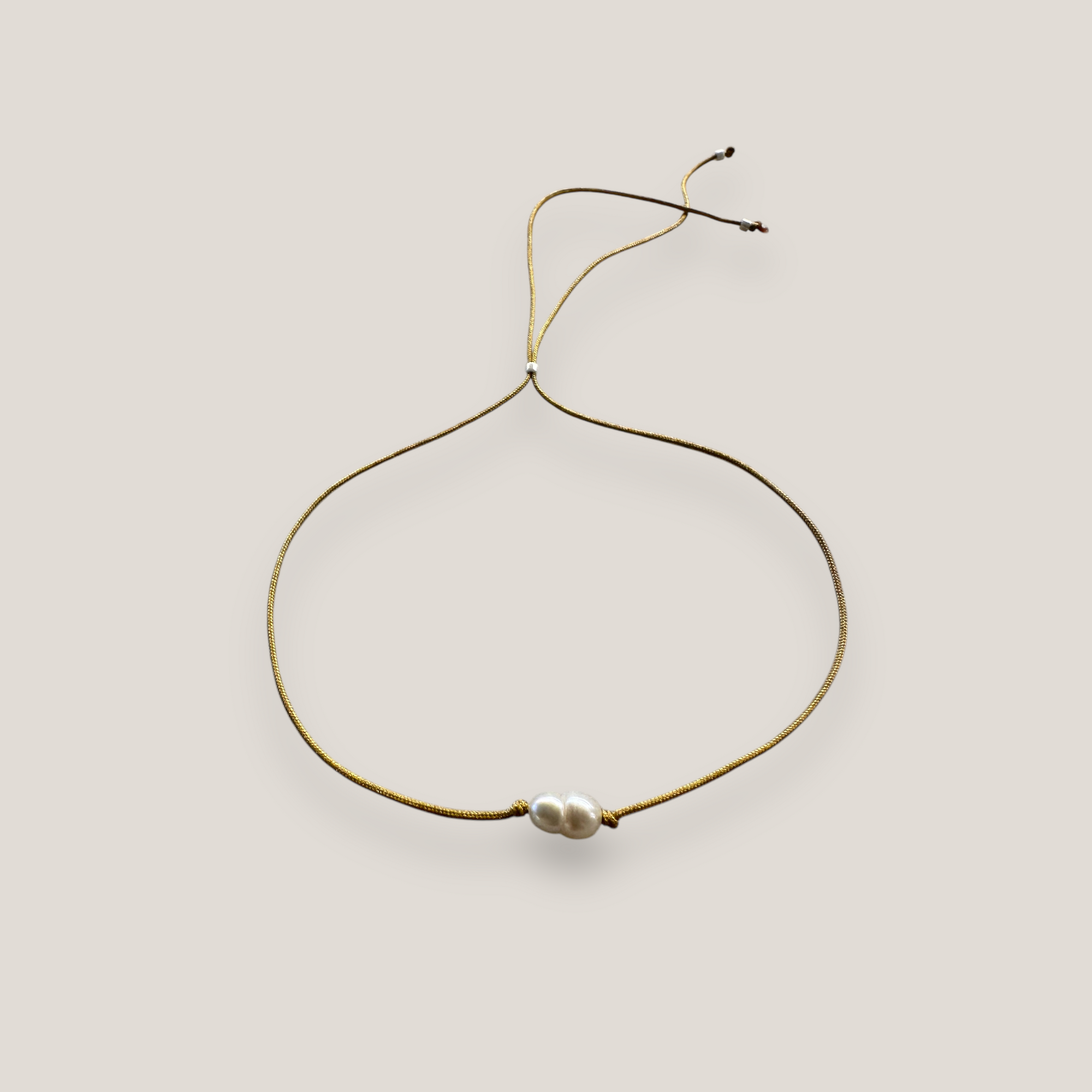 Pulsera minimal con perla natural alargada blanca irregular