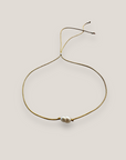 Minimalistisches Armband mit unregelmäßiger weißer länglicher Naturperle