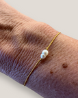 Minimalistisches Armband mit unregelmäßiger weißer länglicher Naturperle