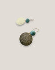 Pendientes Fuerte Beads con gancho acero oro y medalla dorada martilleada con piedra aventurina