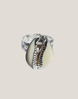 Anillo plateado con cowrie blanco