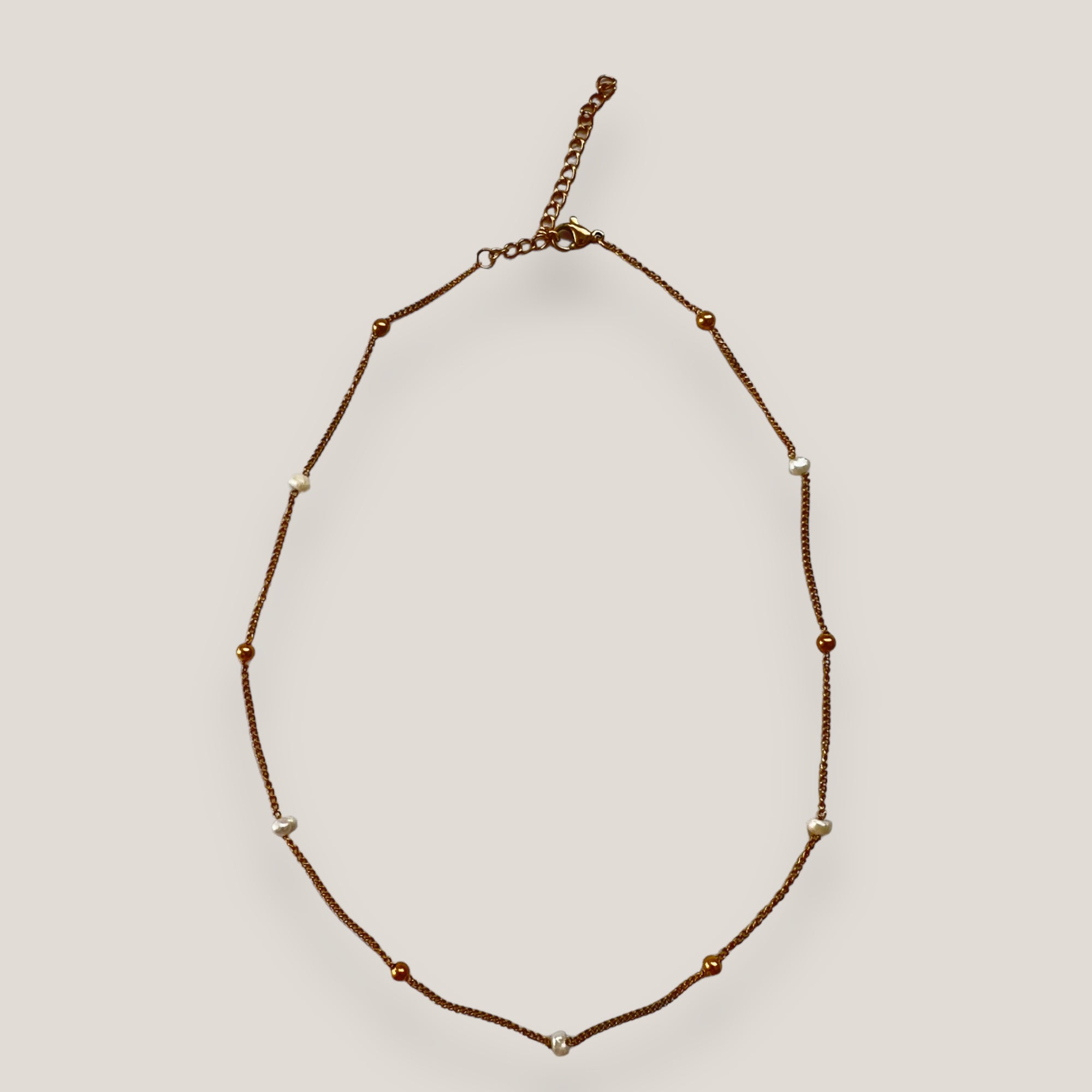 Goldene Stahlkette mit Perlen und Stahlkugeln