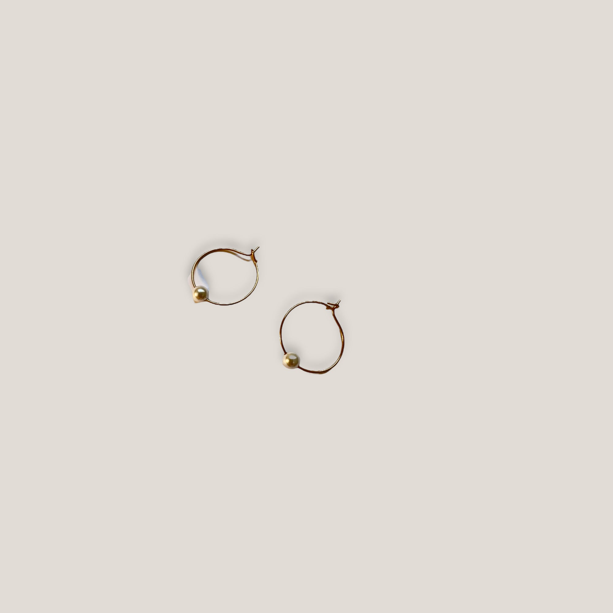 Minimale Creolen aus 20 mm goldenem Stahl mit Perle