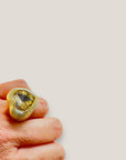 Anillo dorado purpurina con gran circonita corazón, regulable