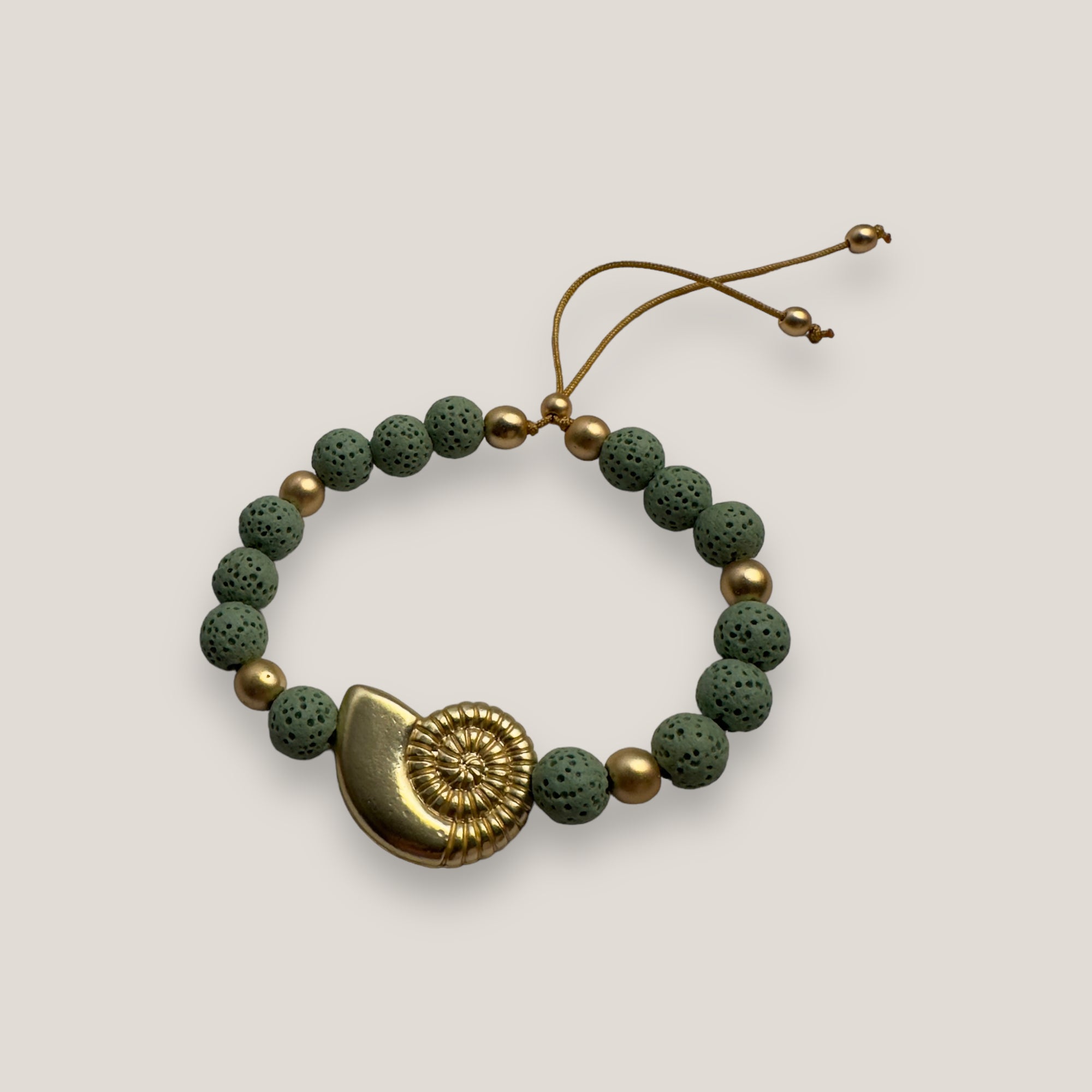 Pulsera con gran caracola y cuentas doradas con esponja coral verde claro