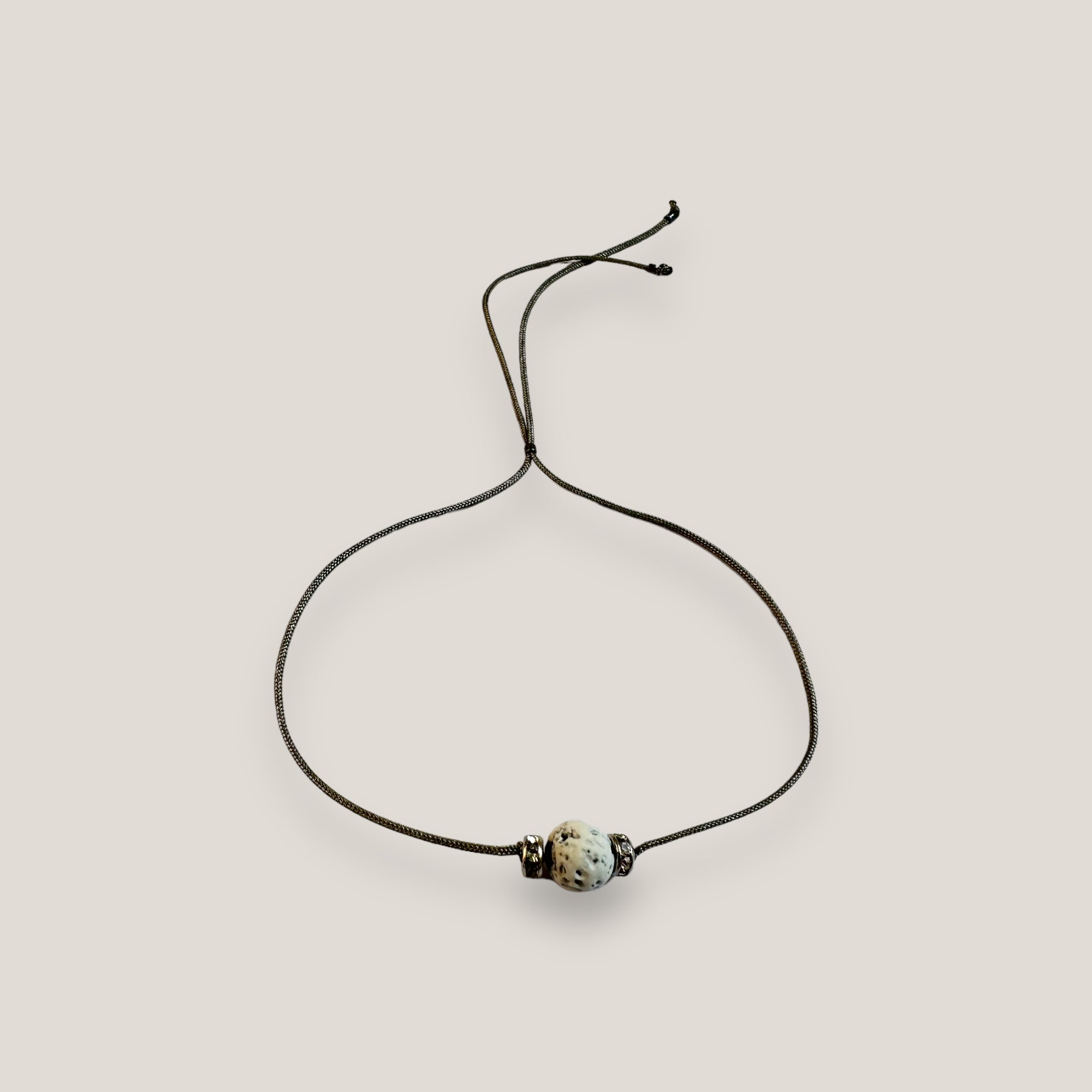 Pulsera minimal con bola de lava blanca y cuentas plata con brillis blancos