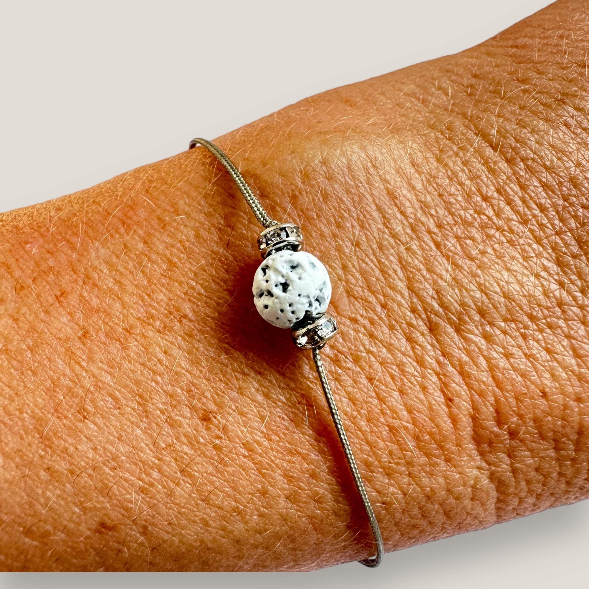 Pulsera minimal con bola de lava blanca y cuentas plata con brillis blancos