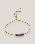 Minimales Armband mit lila Lavaröhre und goldenen Perlen mit rosa Glitzer