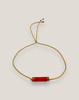 Pulsera minimal con tubo de lava roja y cuentas doradas con brillis rojos