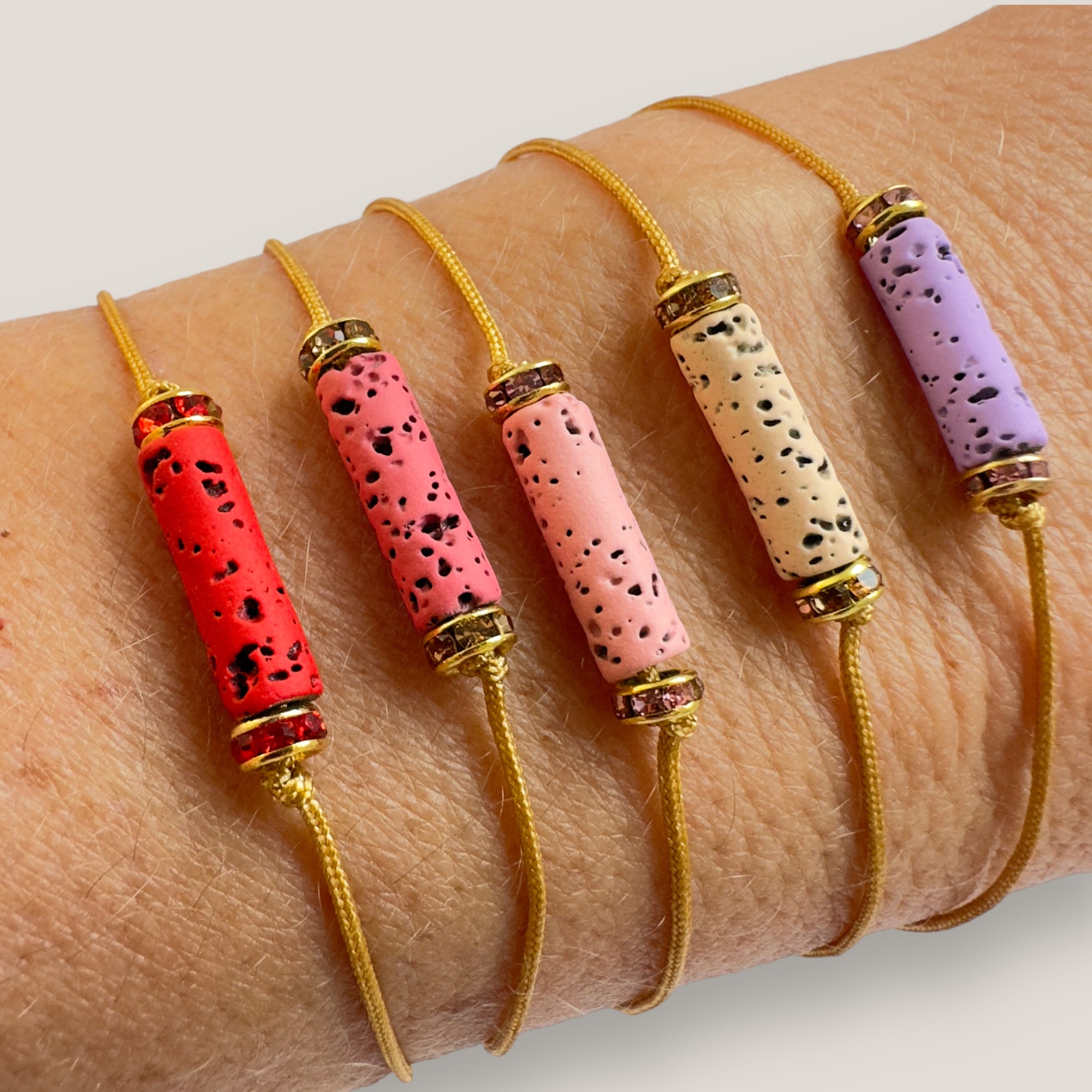 Pulsera minimal con tubo de lava rosa y cuentas doradas con brillis rosas
