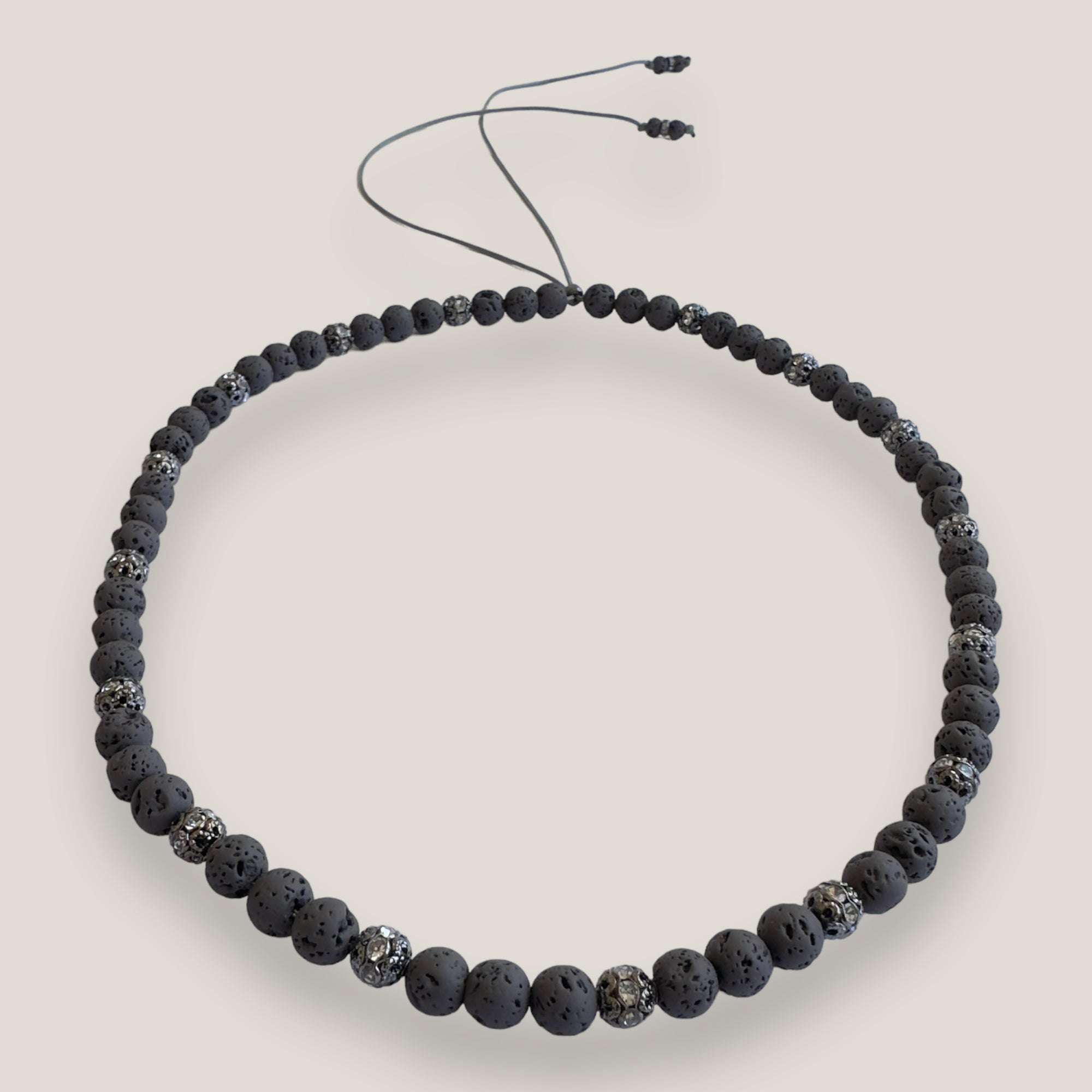 Collar Dafne con lava marrón oscuro y filigranas gunmetal con cristalitos