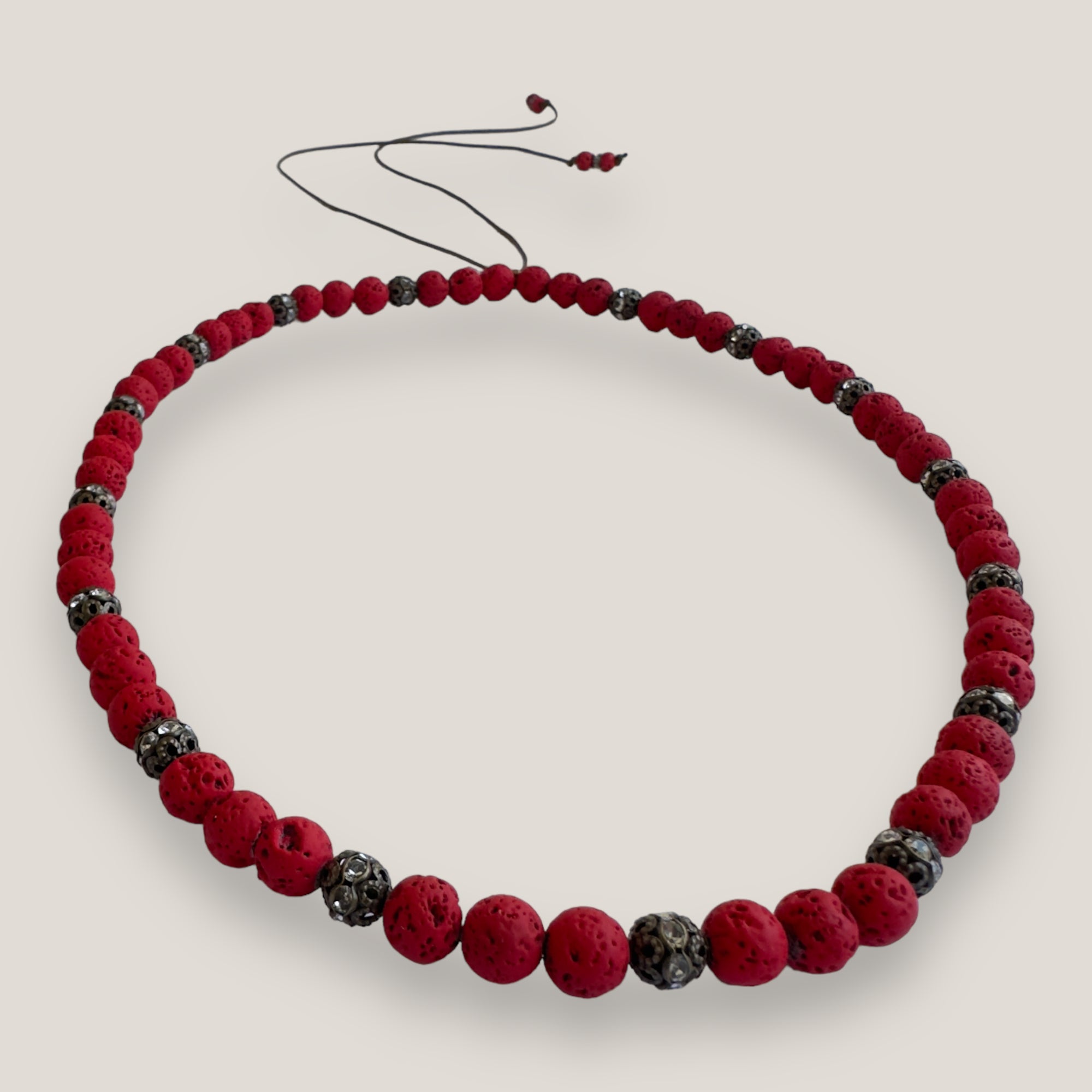 Collar Dafne con lava roja y filigranas bronce con cristalitos