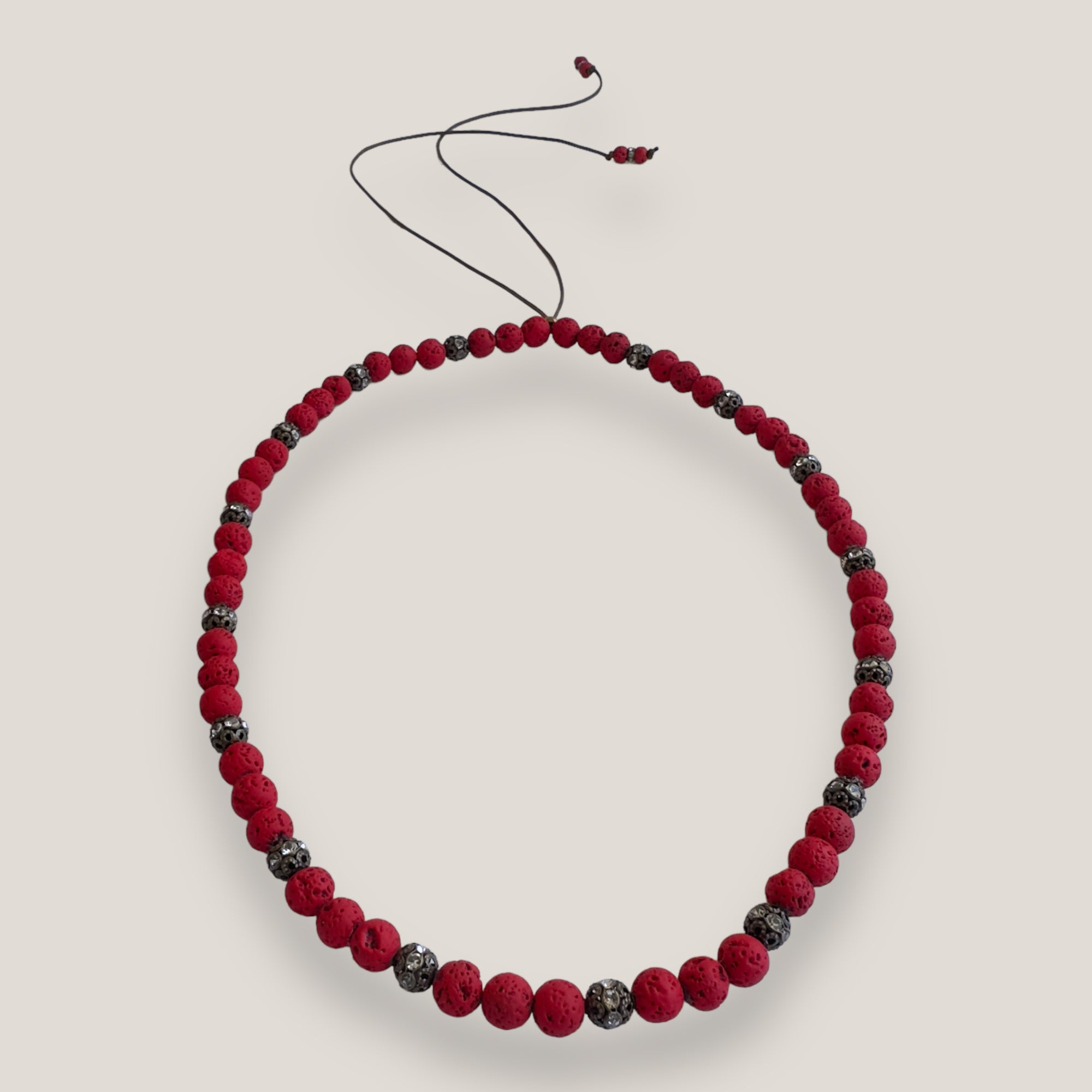 Collar Dafne con lava roja y filigranas bronce con cristalitos