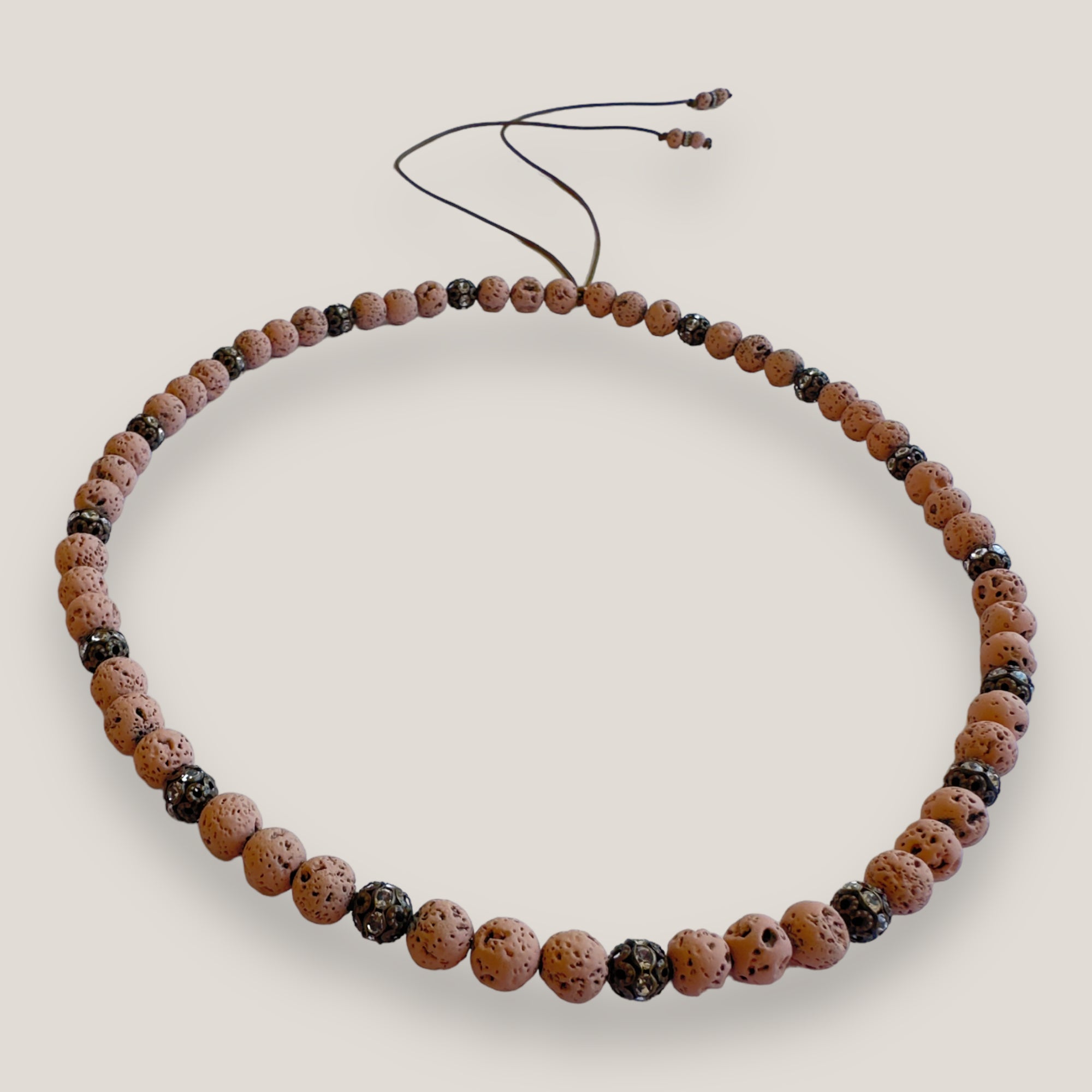 Collar Dafne con lava arena y filigranas bronce con cristalitos