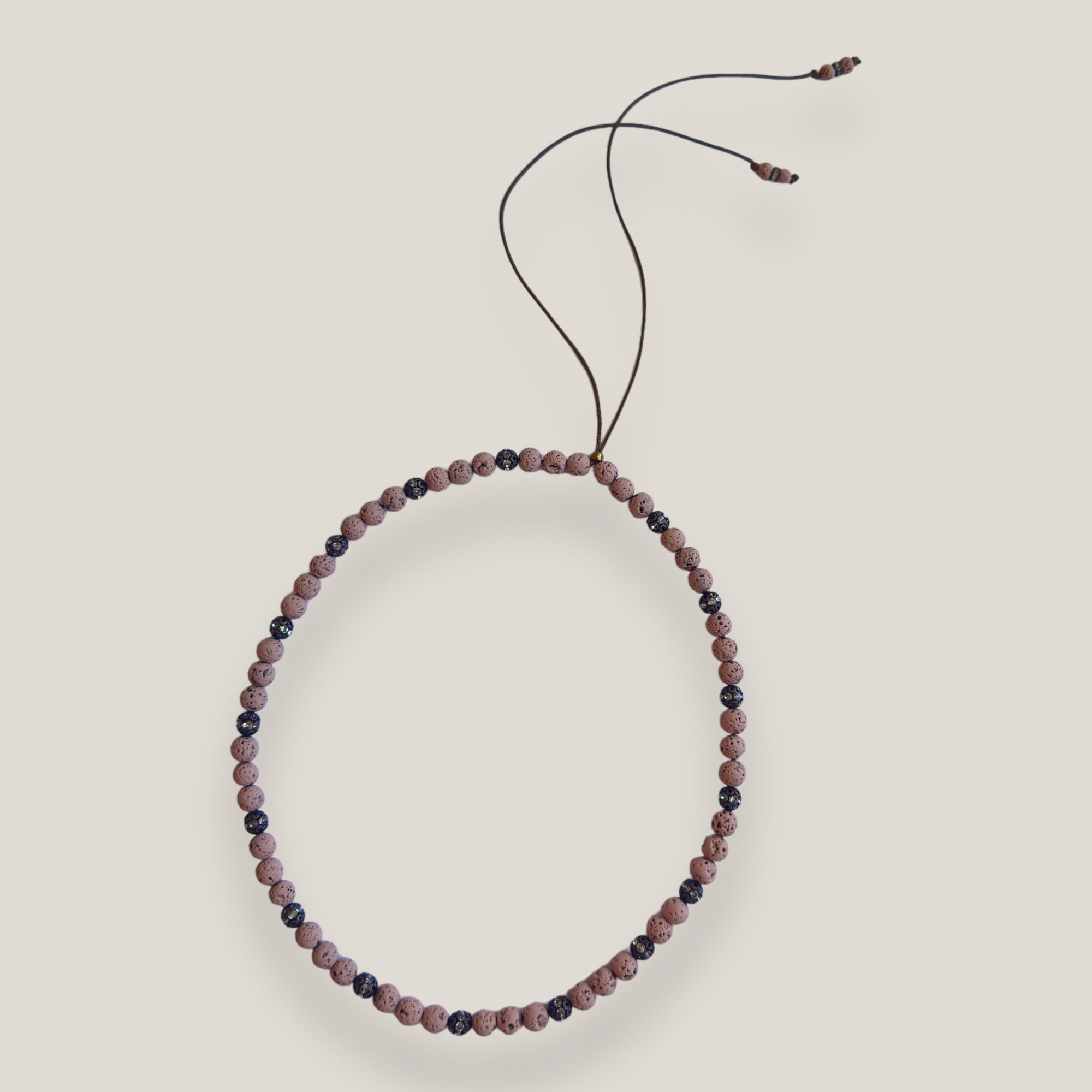 Collar Dafne con lava arena y filigranas bronce con cristalitos