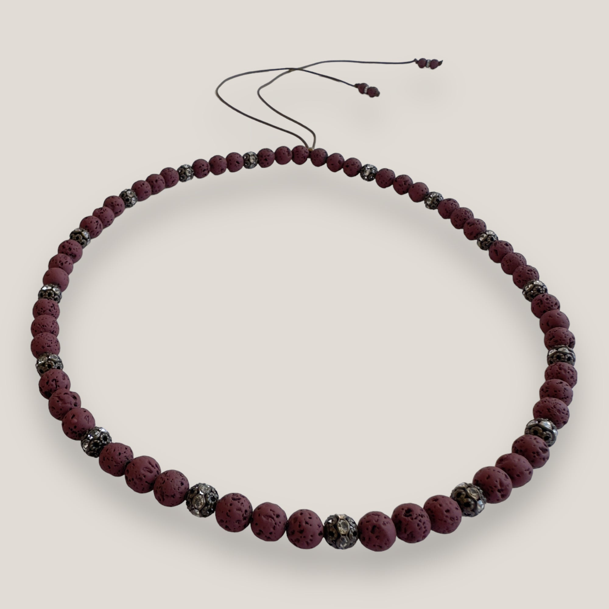 Collar Dafne con lava granate y filigranas bronce con cristalitos