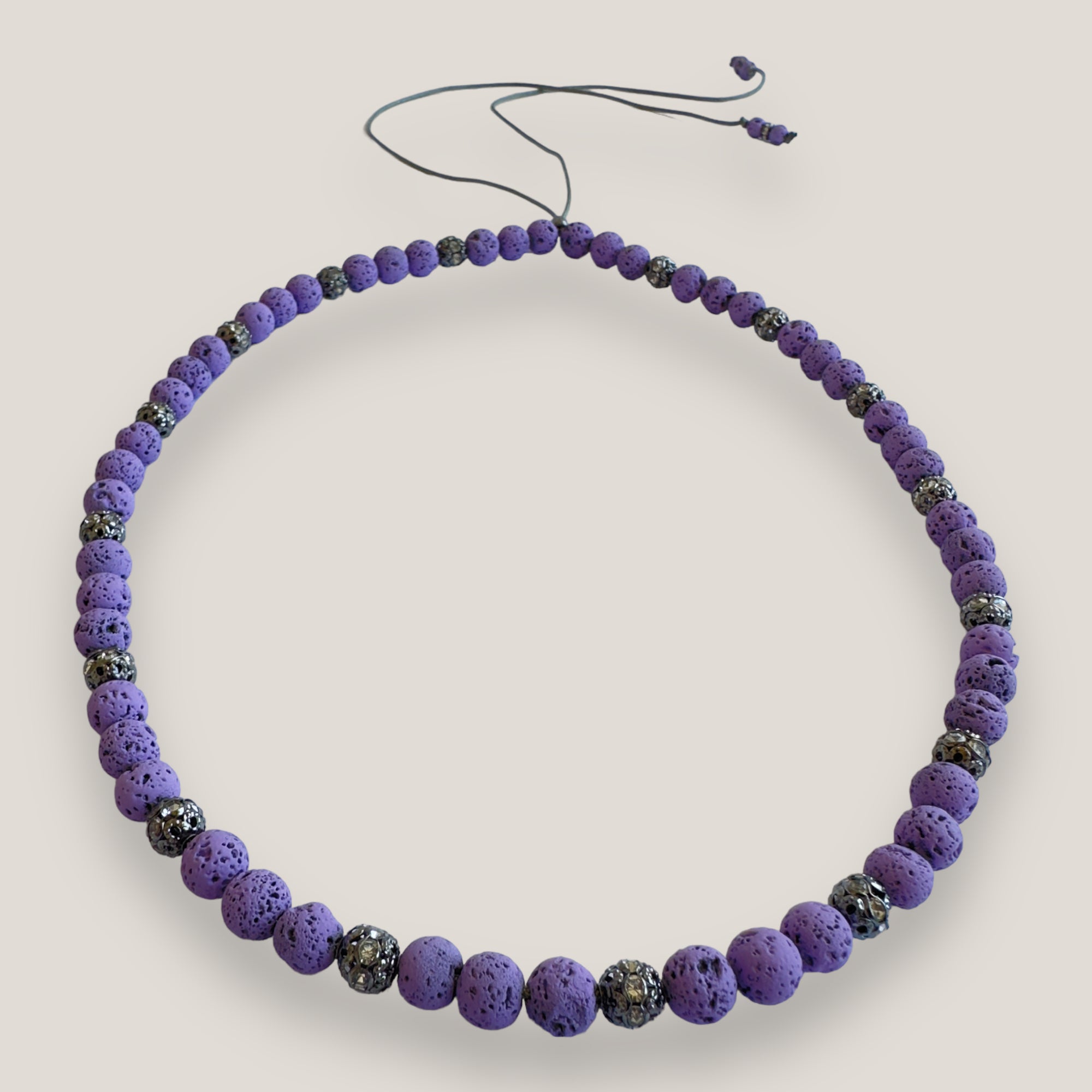 Dafne con lava malva y filigranas gunmetal con cristalitos