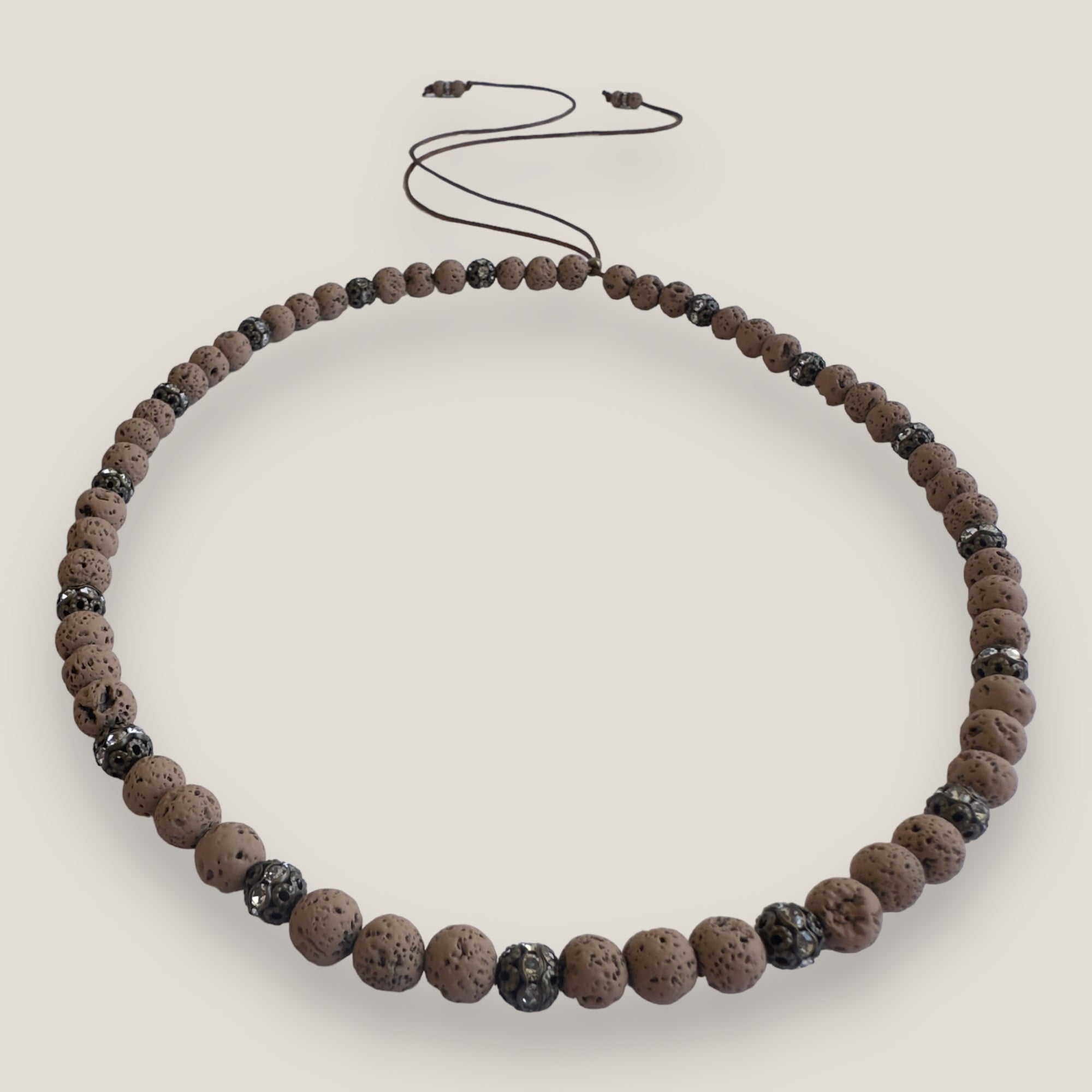 Collar Dafne con lava marrón claro y filigranas bronce con cristalitos