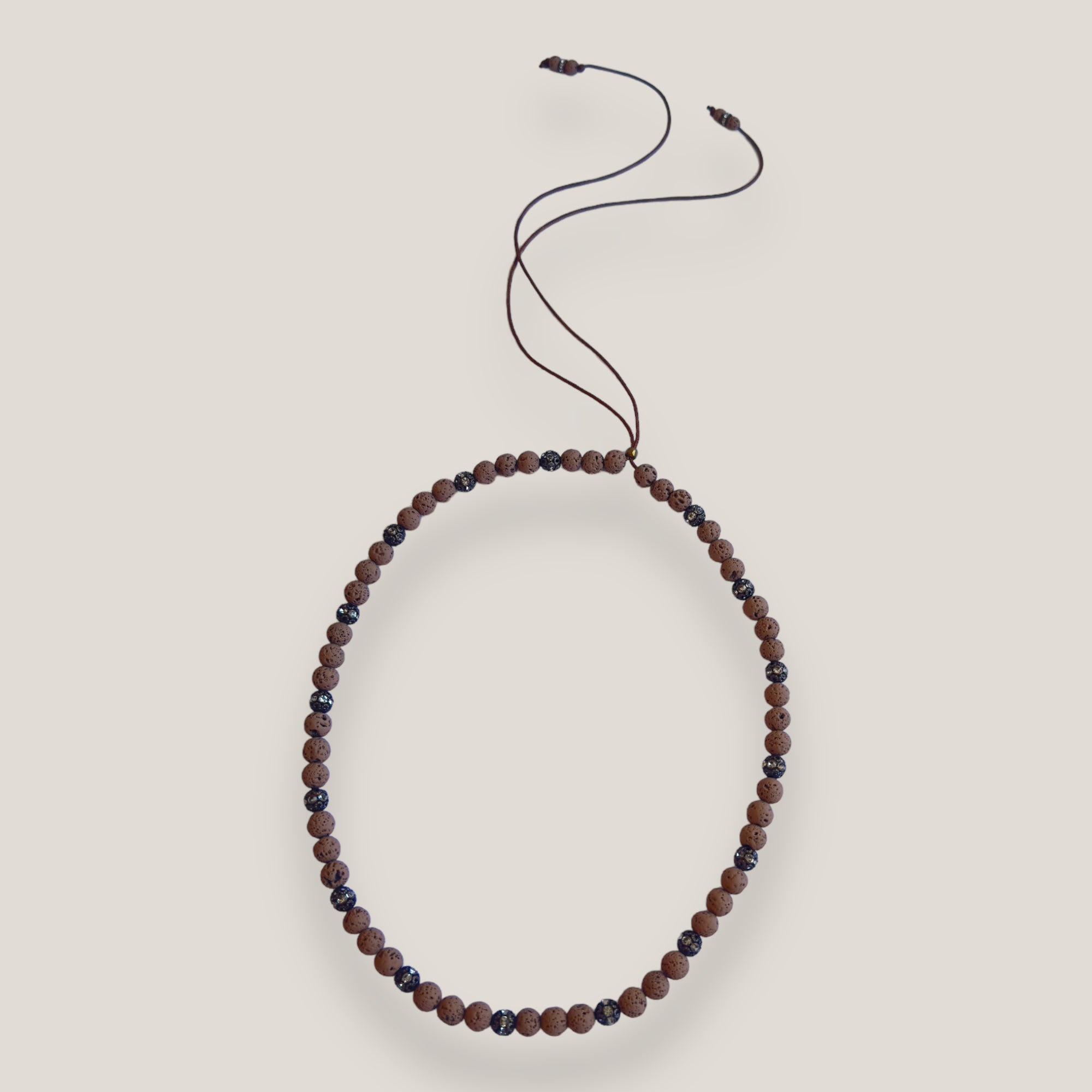 Collar Dafne con lava marrón claro y filigranas bronce con cristalitos