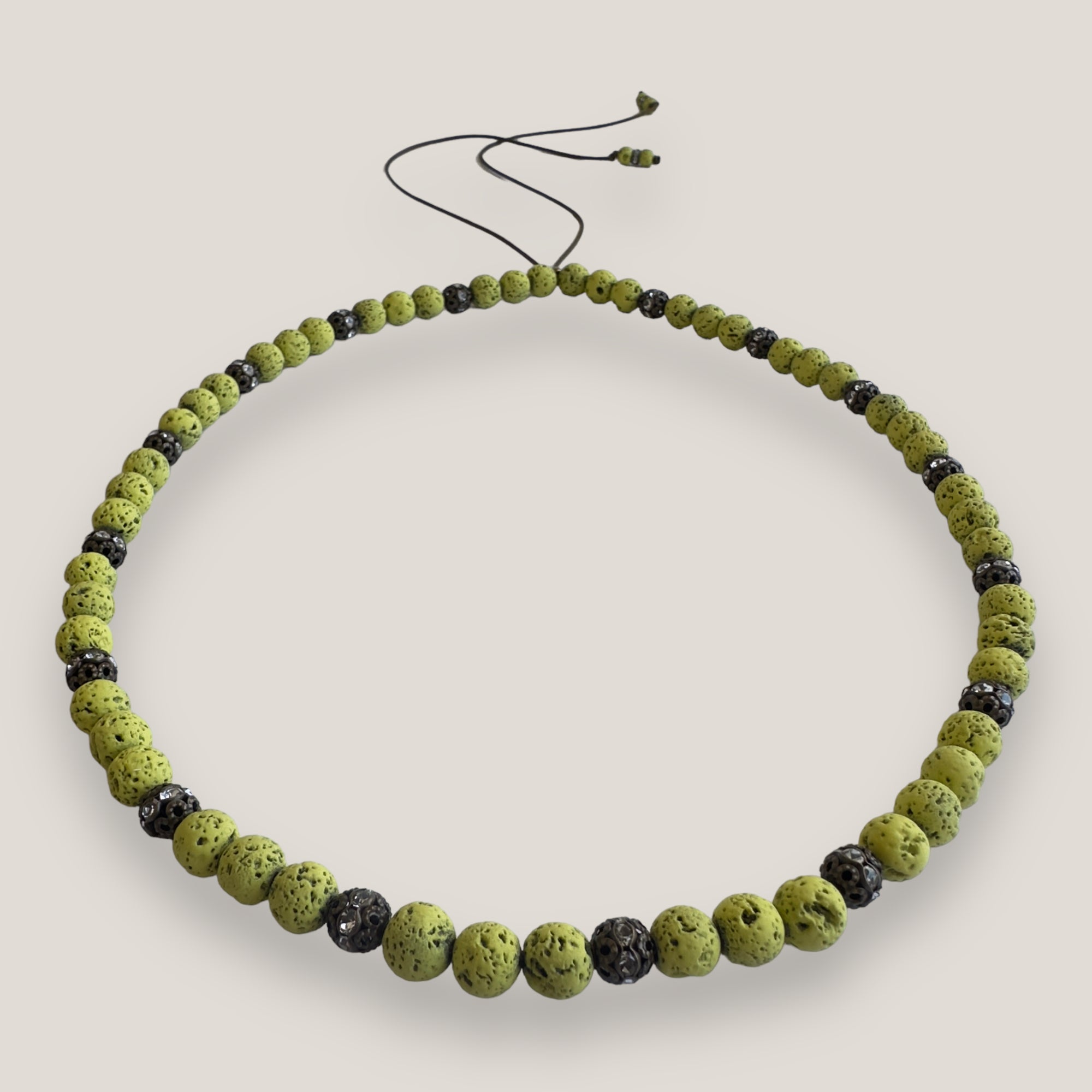 Collar Dafne con lava verde claro y filigranas bronce con cristalitos