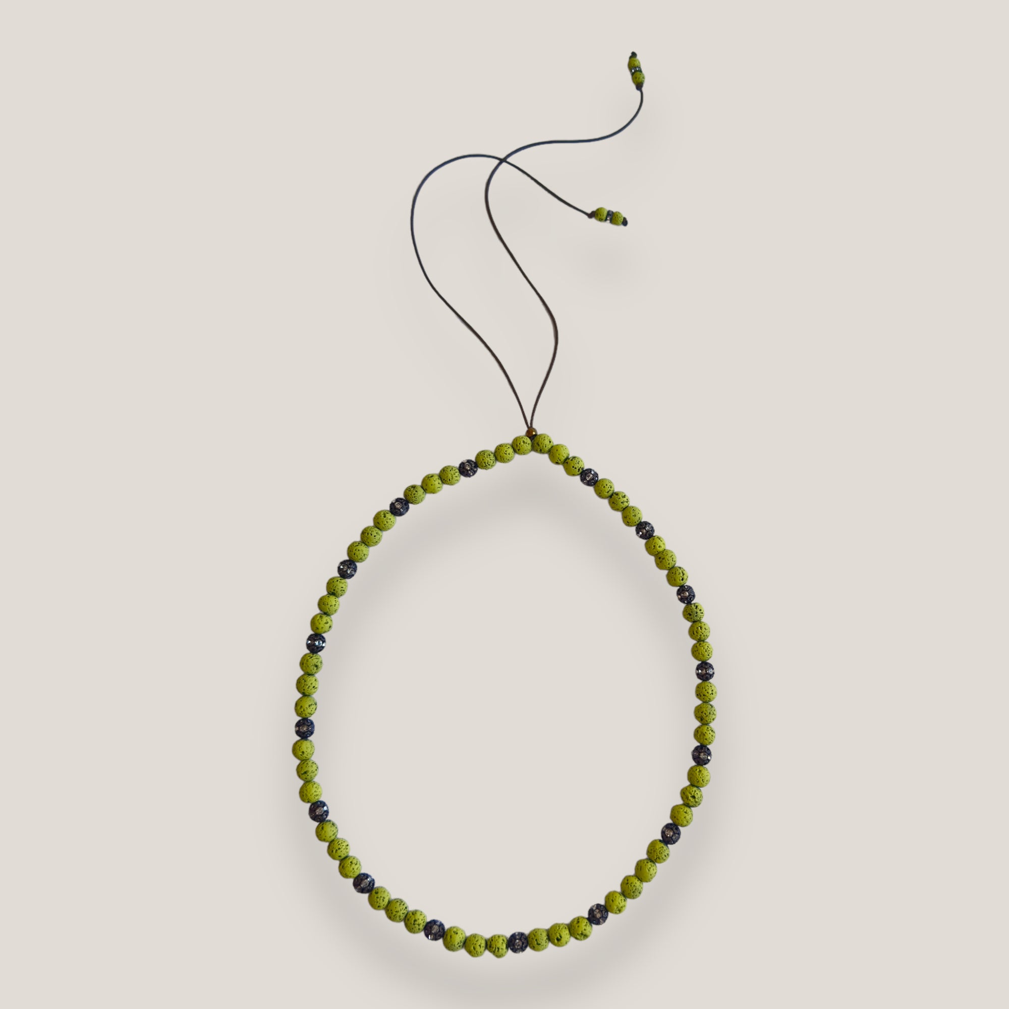 Collar Dafne con lava verde claro y filigranas bronce con cristalitos