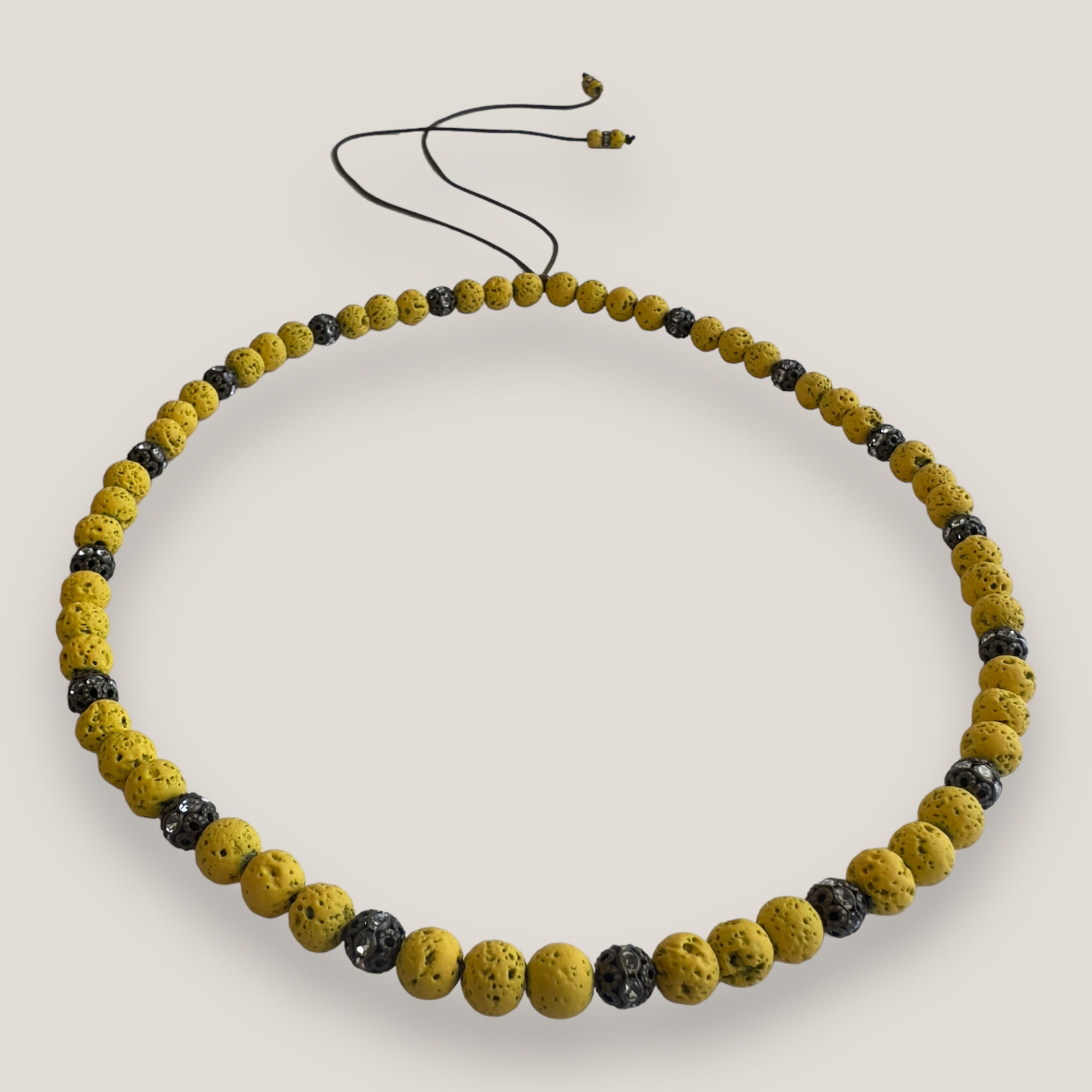 Collar Dafne con lava amarillo fuerte y filigranas bronce con cristalitos