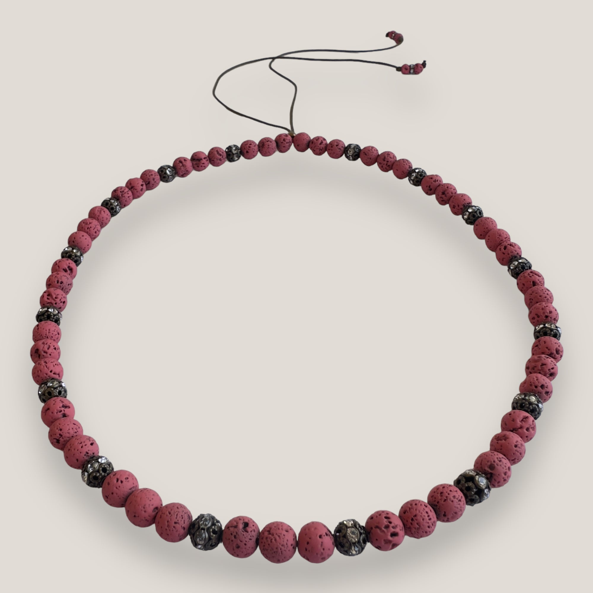 Collar Dafne con lava fucsia y filigranas bronce con cristalitos
