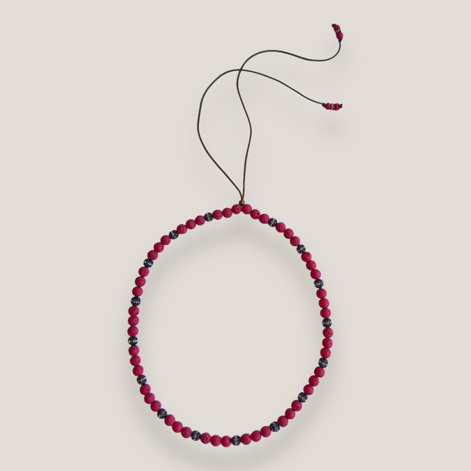 Collar Dafne con lava roja y filigranas bronce con cristalitos