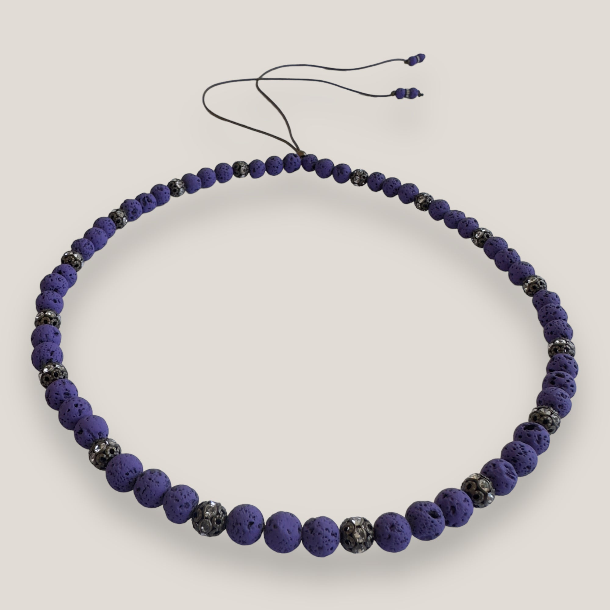 Collar Dafne con lava morada y filigranas bronce con cristalitos