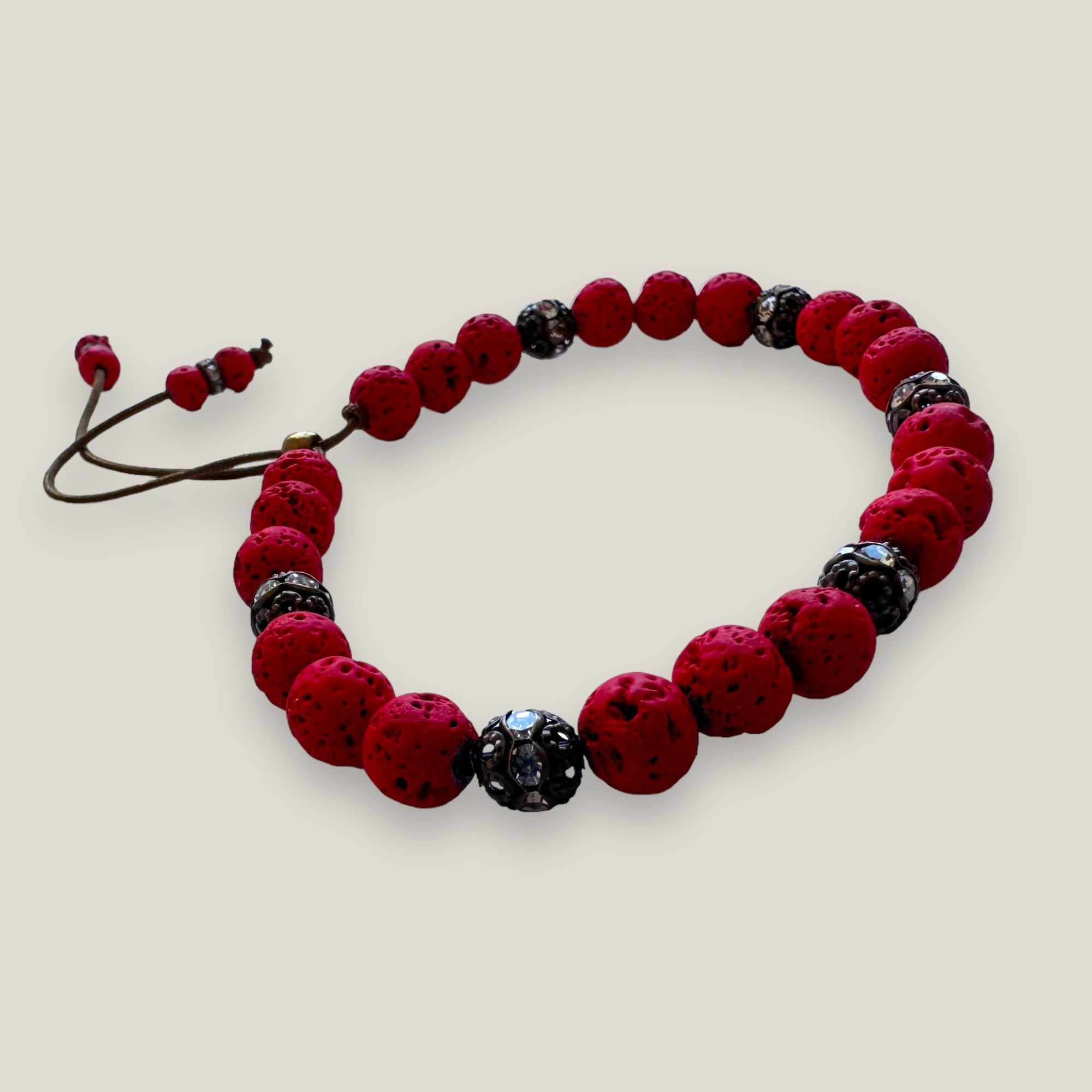 Pulsera Dafne con lava roja y filigranas bronce con cristalitoso