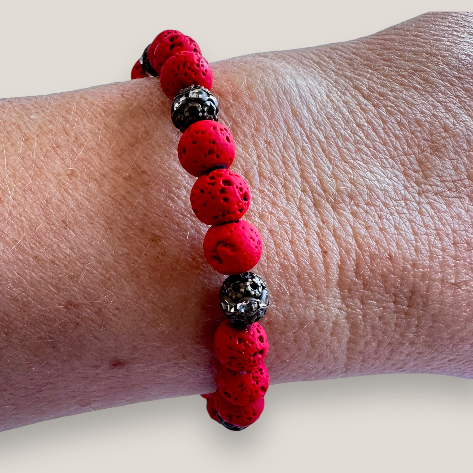 Pulsera Dafne con lava roja y filigranas bronce con cristalitoso