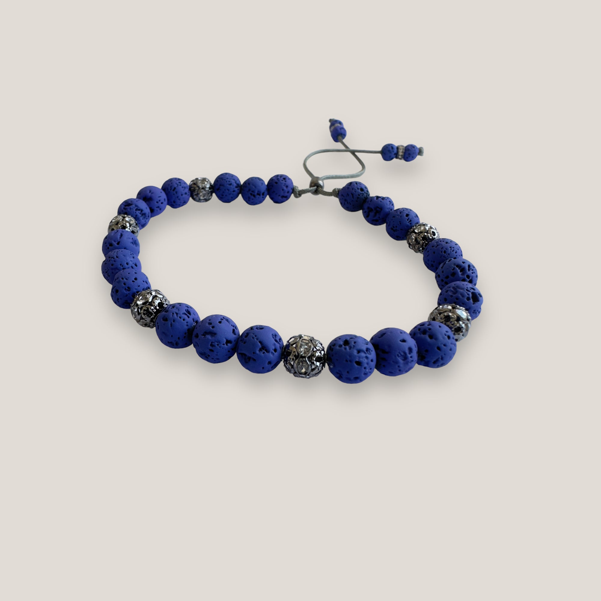 Pulsera Dafne con lava azulón y filigrana gunmetal con cristalitos