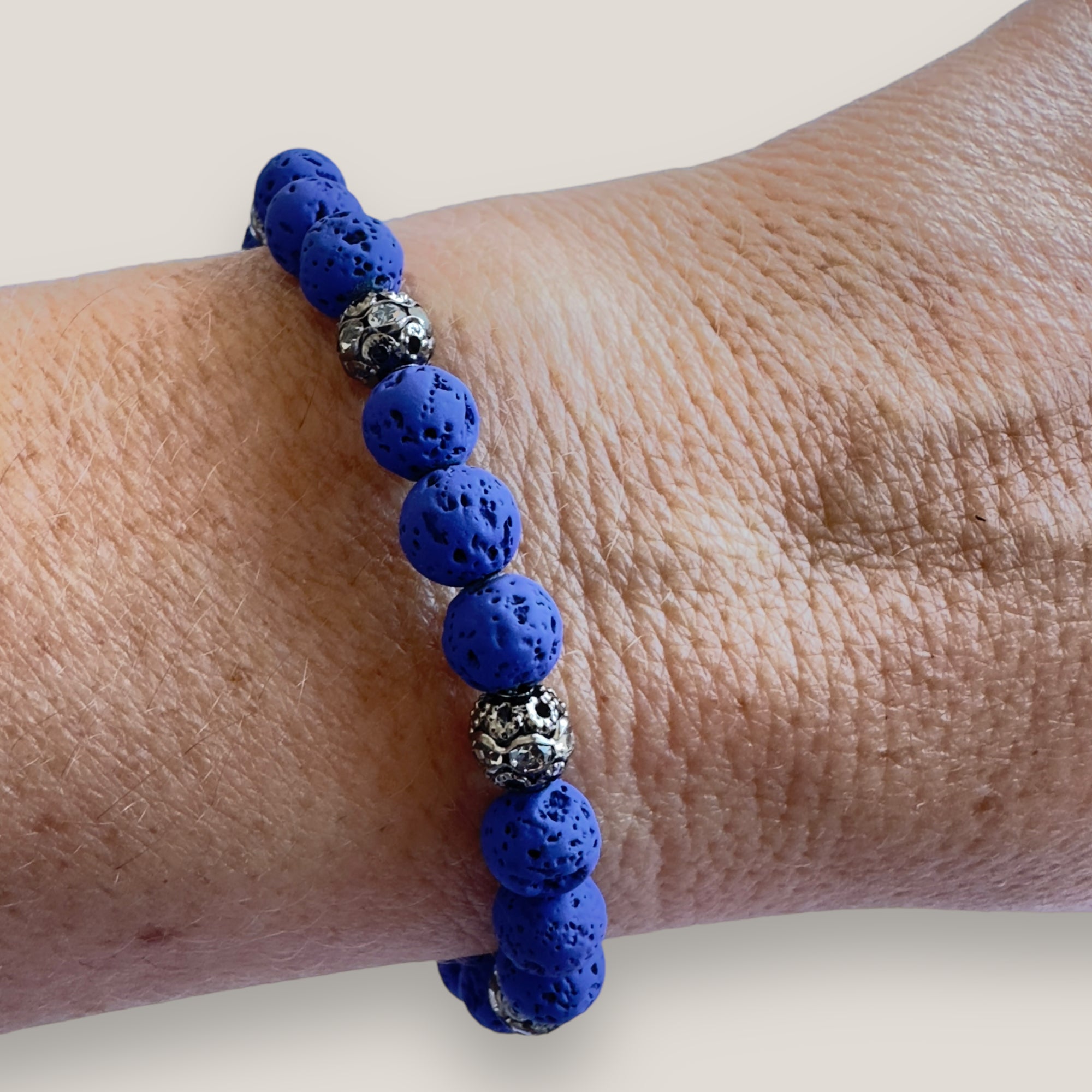 Pulsera Dafne con lava azulón y filigrana gunmetal con cristalitos