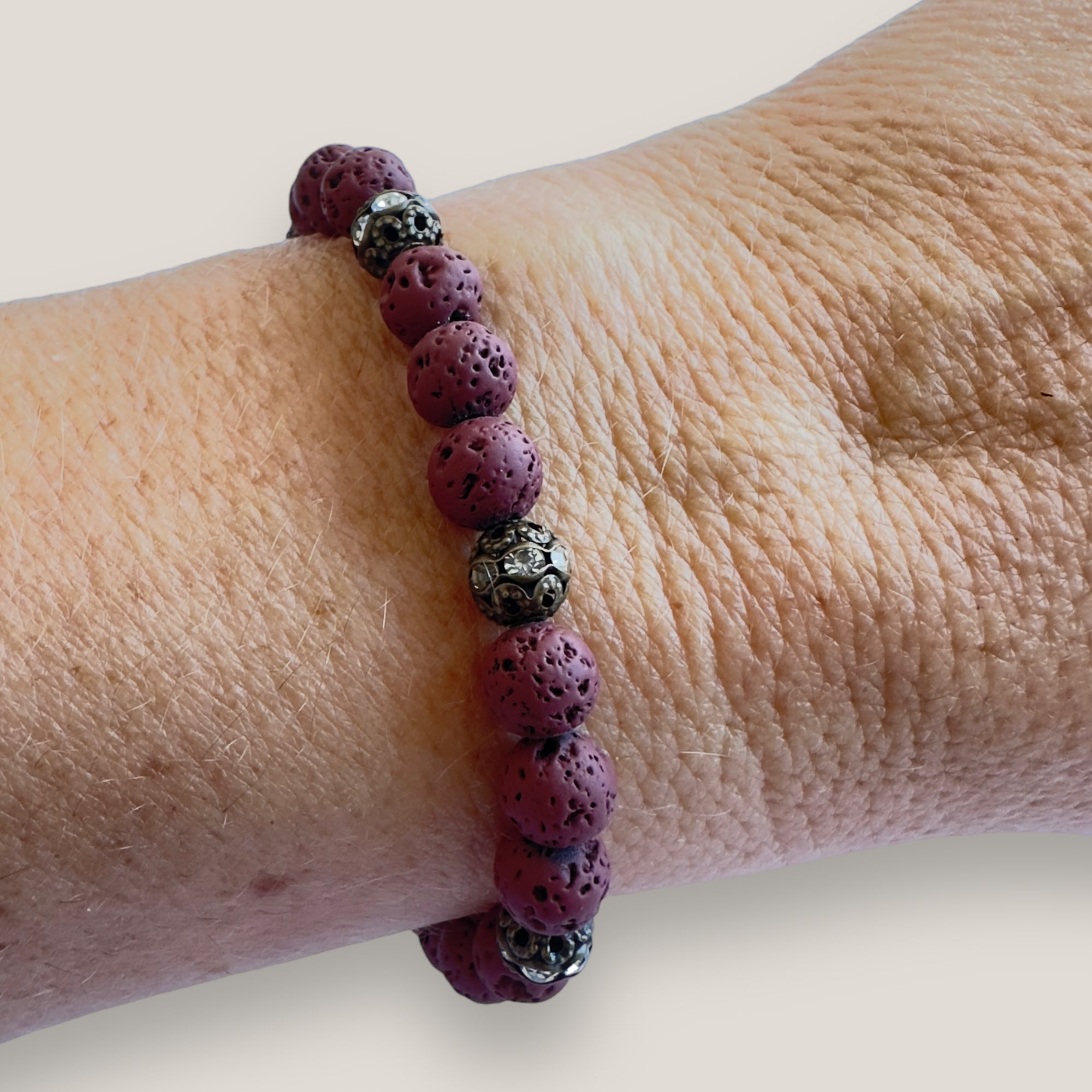 Pulsera Dafne con lava granate y filigrana bronce con cristalitos