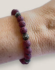 Pulsera Dafne con lava granate y filigrana bronce con cristalitos