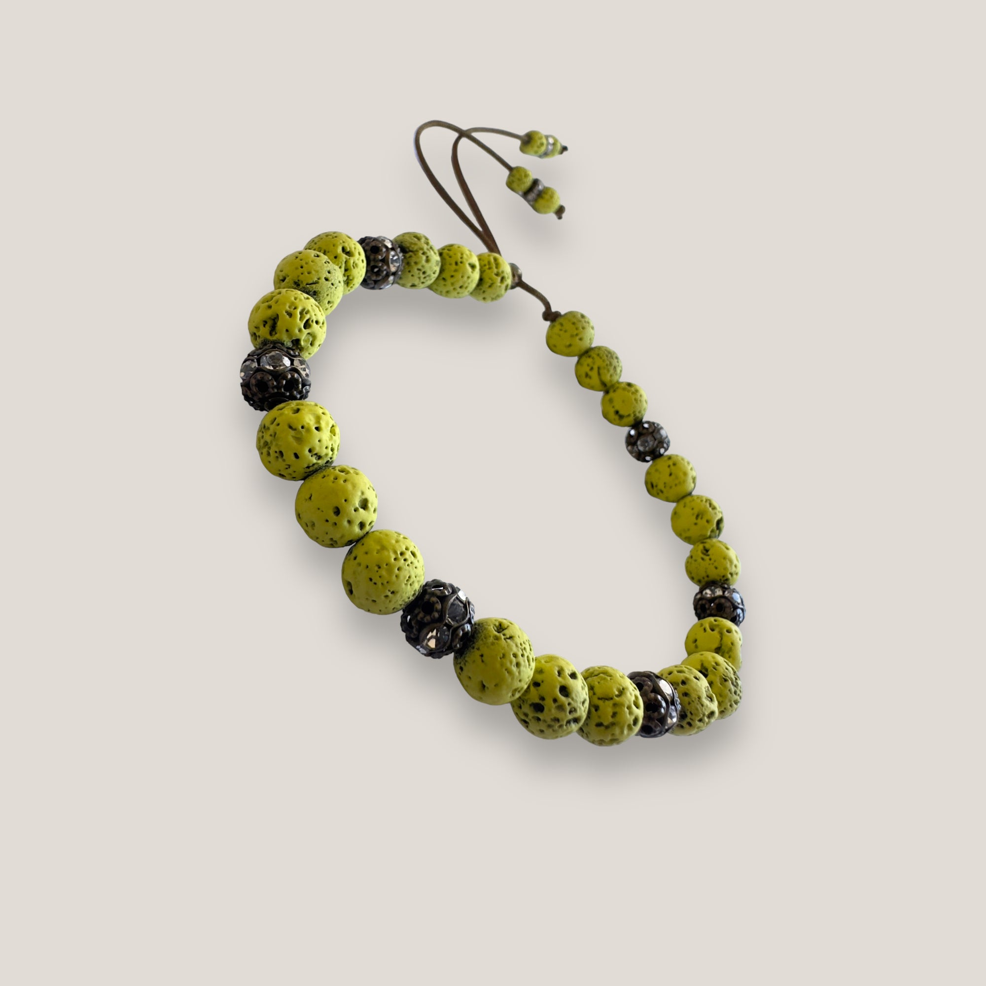 Pulsera Dafne con lava verde claro y filigrana bronce con cristalitos