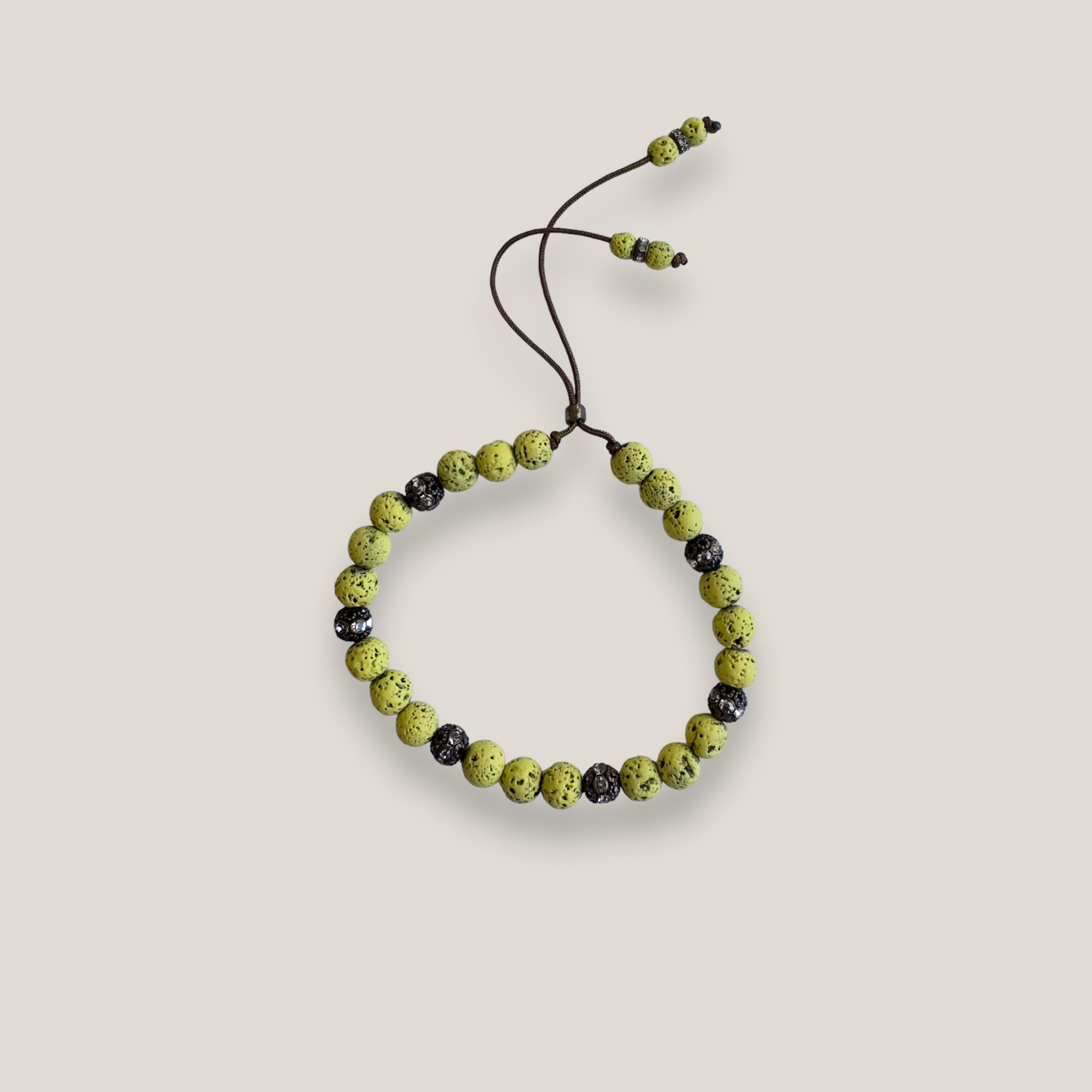 Pulsera Dafne con lava verde claro y filigrana bronce con cristalitos