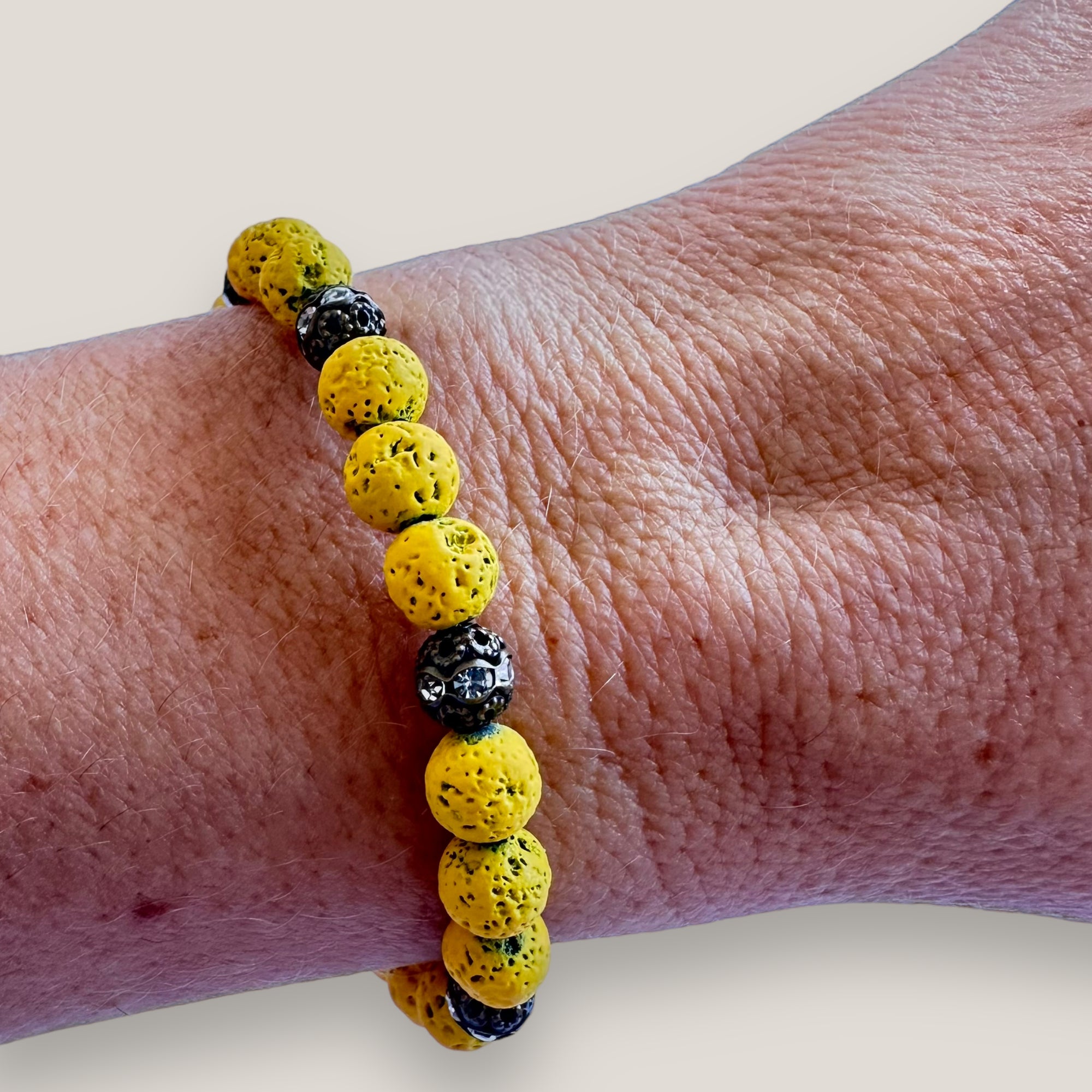 Pulsera Dafne con lava amarillo fuerte y filigrana bronce con cristalitos