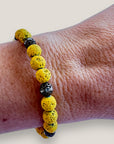 Pulsera Dafne con lava amarillo fuerte y filigrana bronce con cristalitos