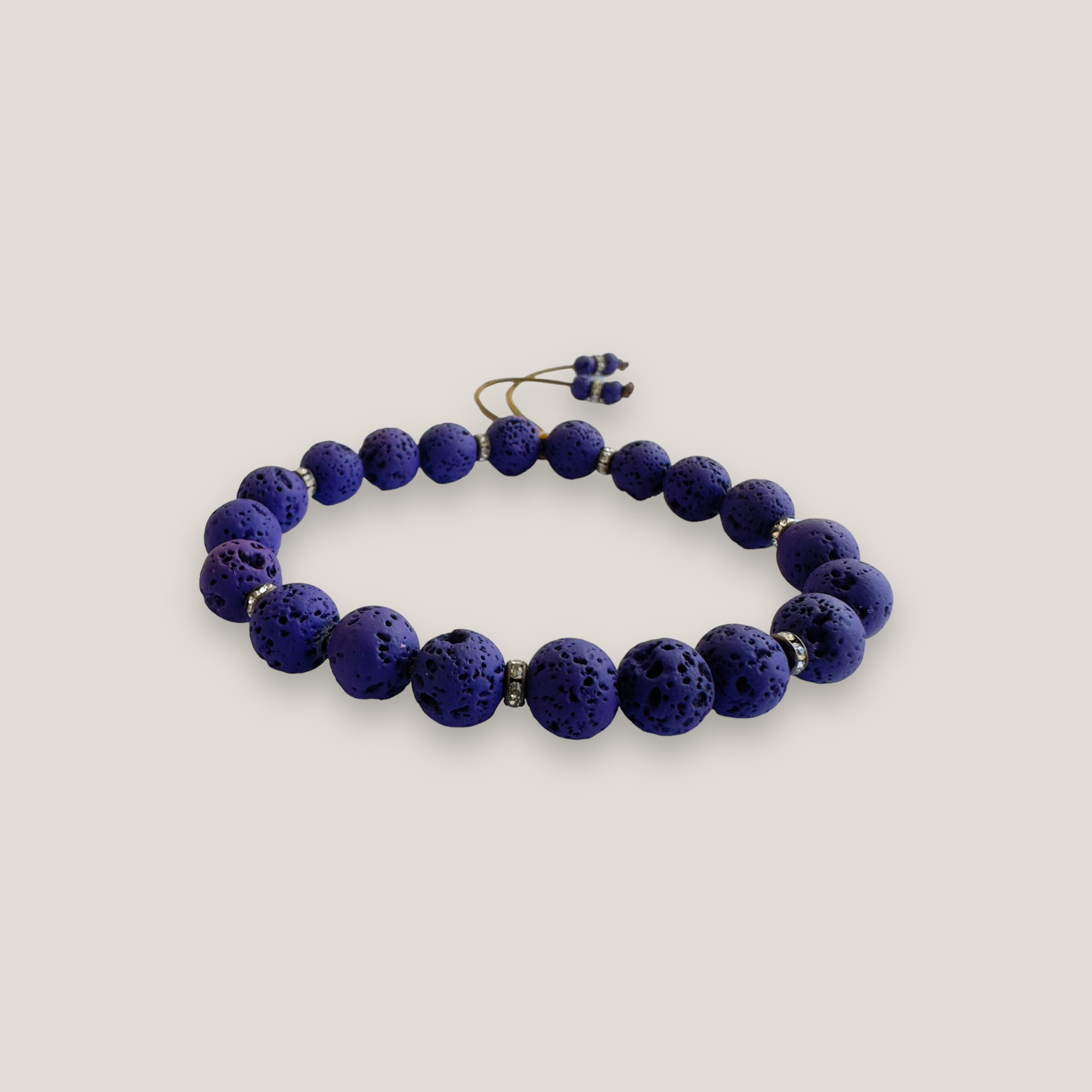 Pulsera Gran Lilith con lava azul profundo y separadores bronce con cristalitos