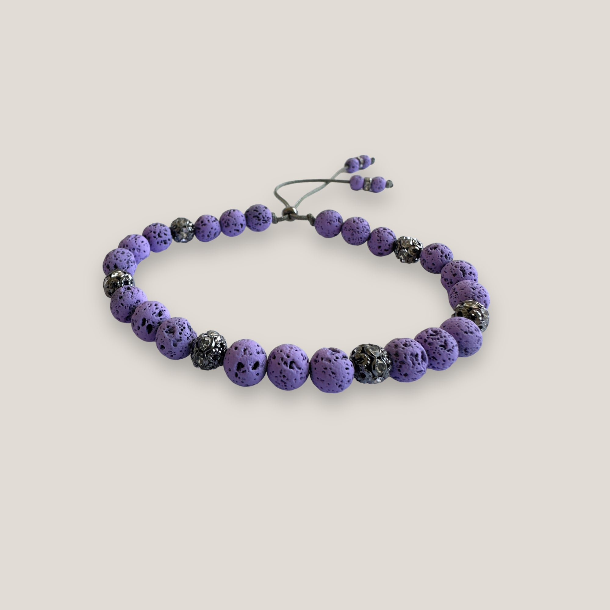 Pulsera Dafne con lava malva y filigrana gunmetal con cristalitos
