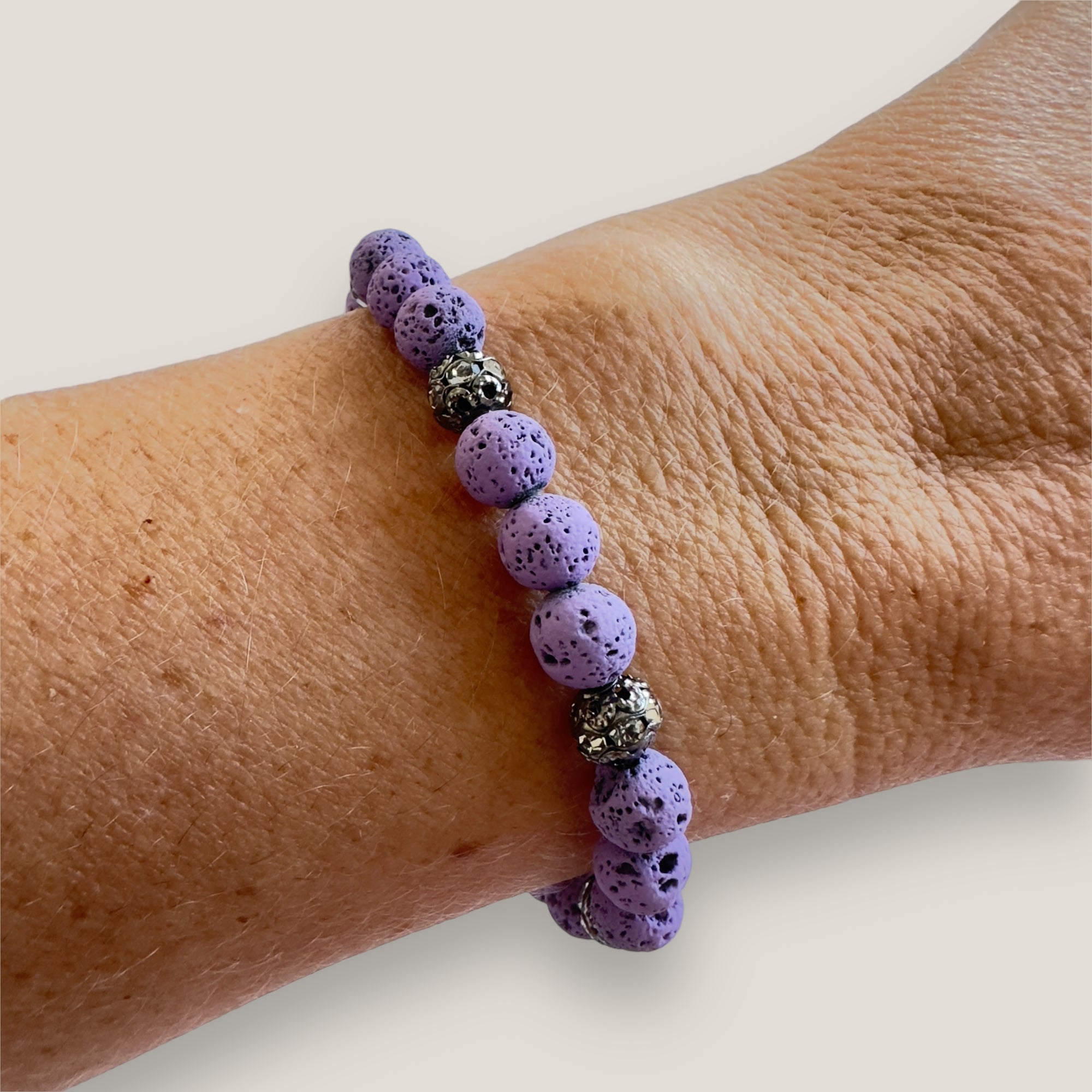 Pulsera Dafne con lava malva y filigrana gunmetal con cristalitos