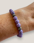 Pulsera Dafne con lava malva y filigrana gunmetal con cristalitos