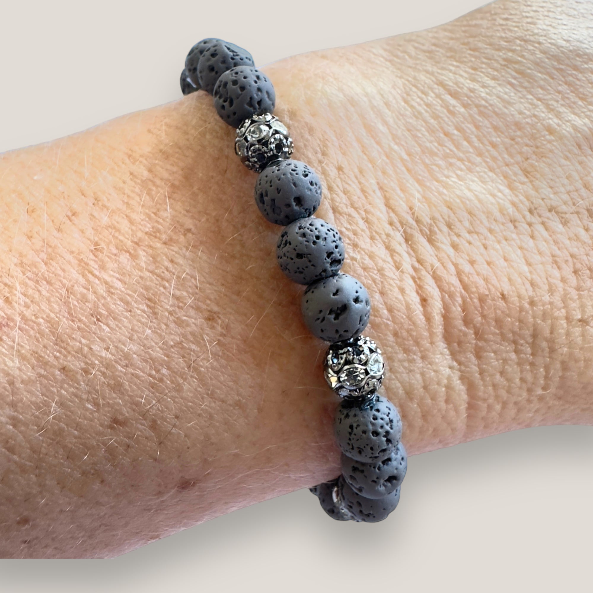 Pulsera Dafne con lava marrón oscuro y filigrana gunmetal con cristalitos