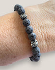 Pulsera Dafne con lava marrón oscuro y filigrana gunmetal con cristalitos