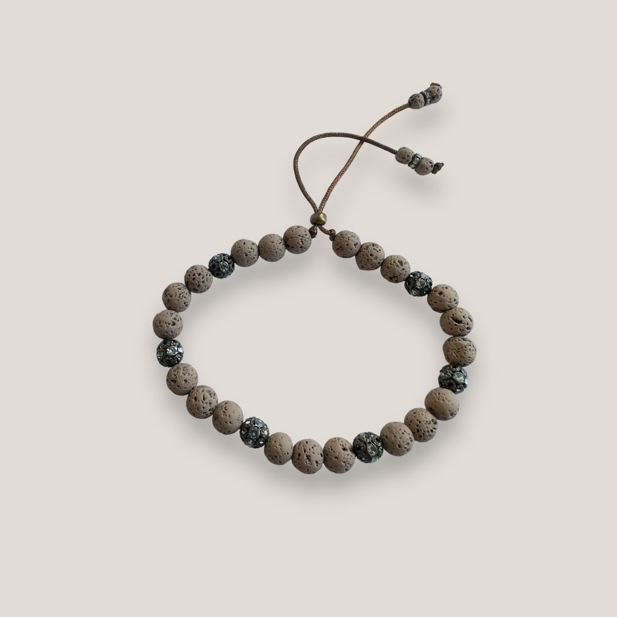 Pulsera Dafne con lava marrón claro y filigrana bronce con cristalitos