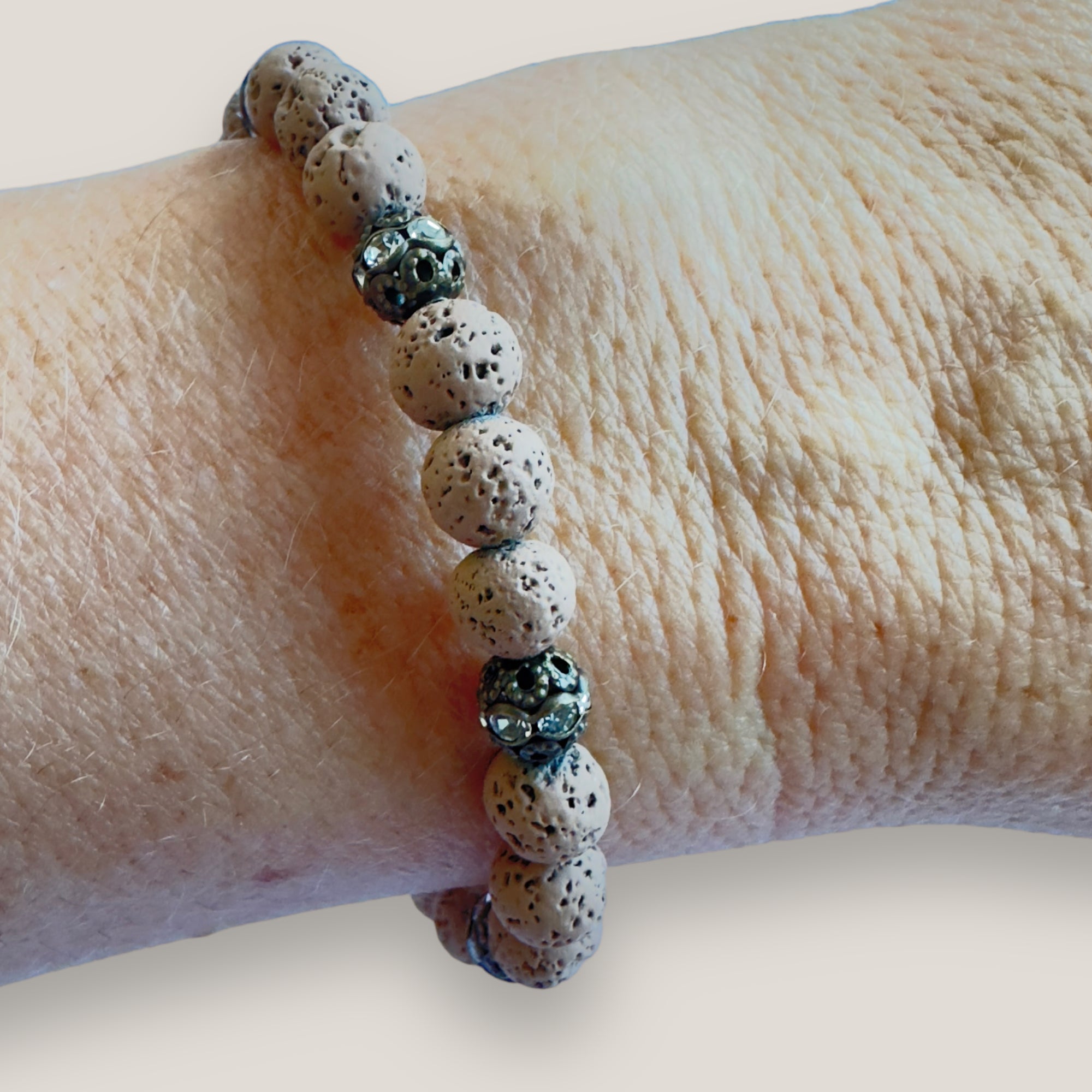Pulsera Dafne con lava marrón claro y filigrana bronce con cristalitos