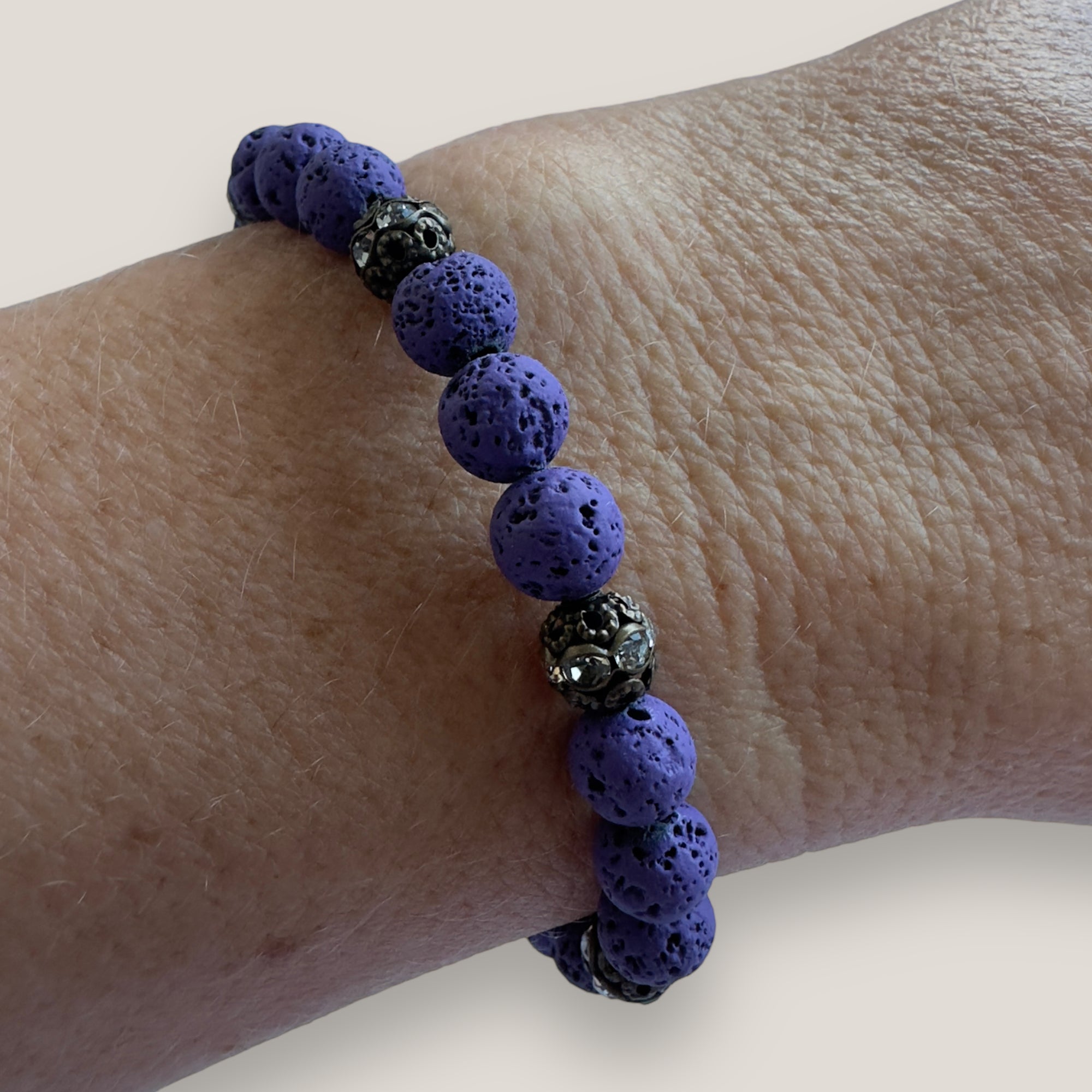 Pulsera Dafne con lava morada y filigrana bronce con cristalitos